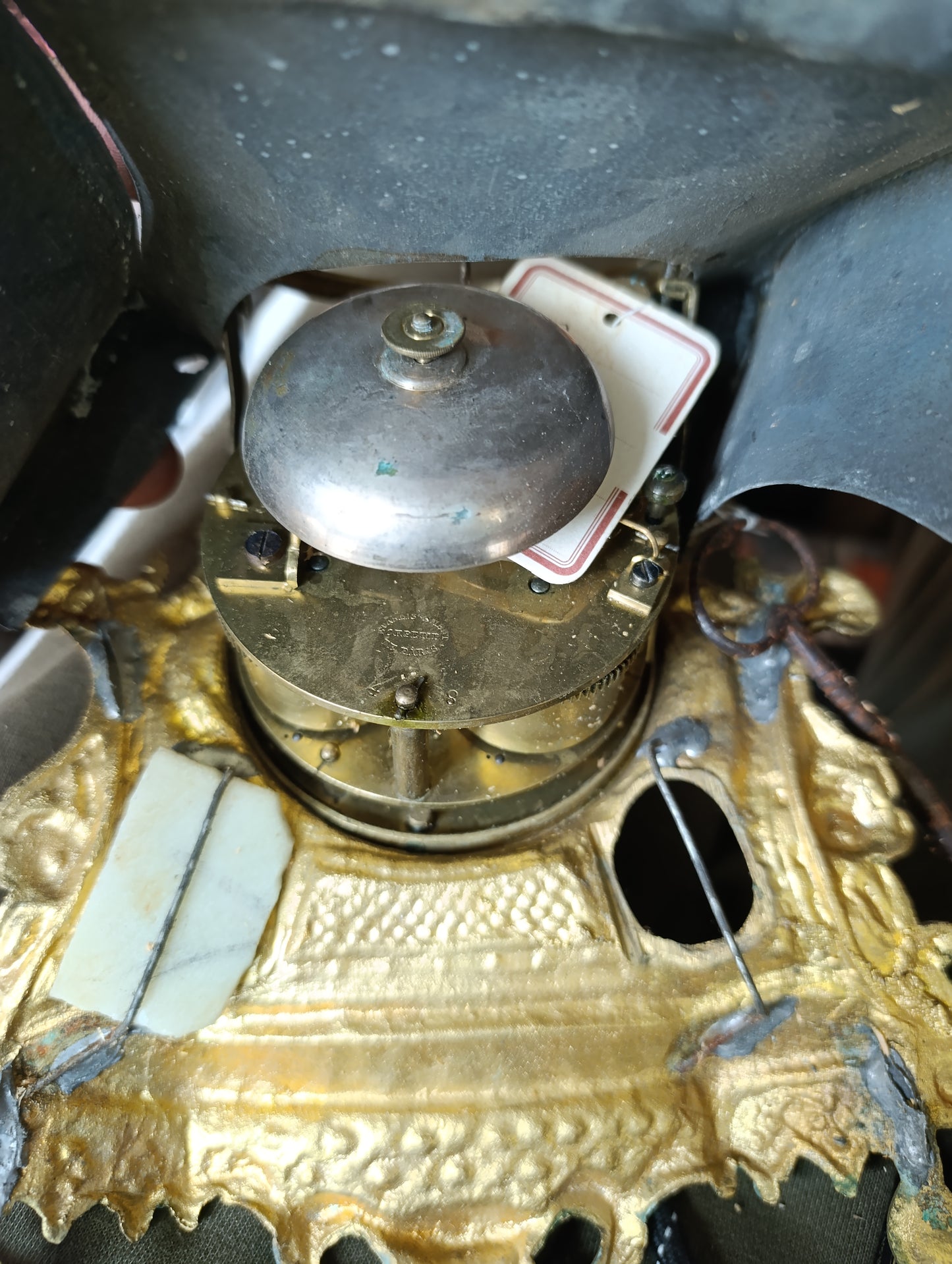 Pendule régule ancienne en régule doré avec sujet enfant en barque – Pour restauration
