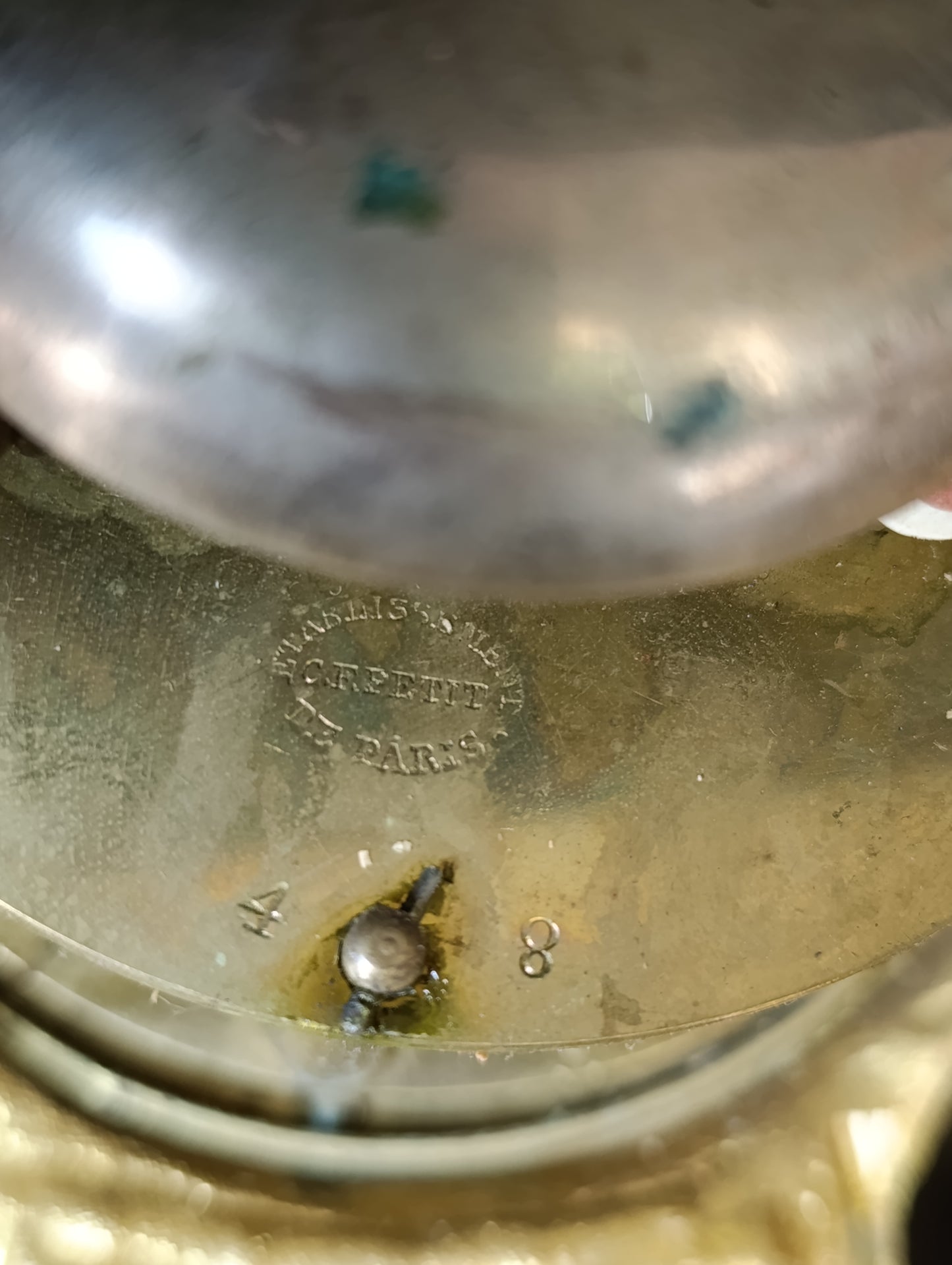 Pendule régule ancienne en régule doré avec sujet enfant en barque – Pour restauration