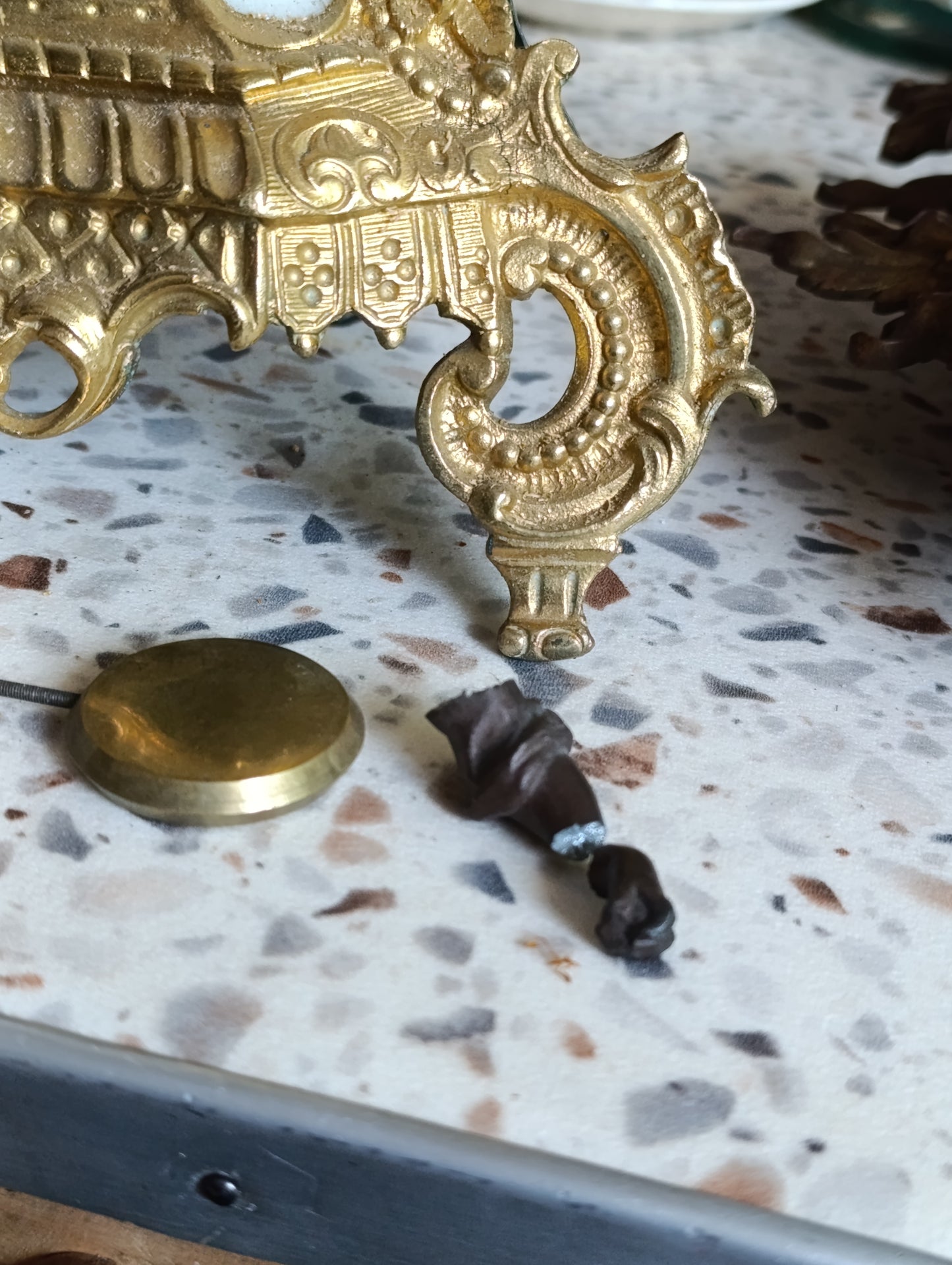 Pendule régule ancienne en régule doré avec sujet enfant en barque – Pour restauration