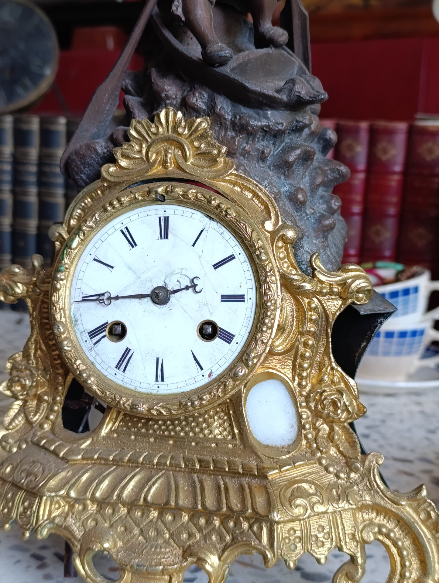 Pendule régule ancienne en régule doré avec sujet enfant en barque – Pour restauration