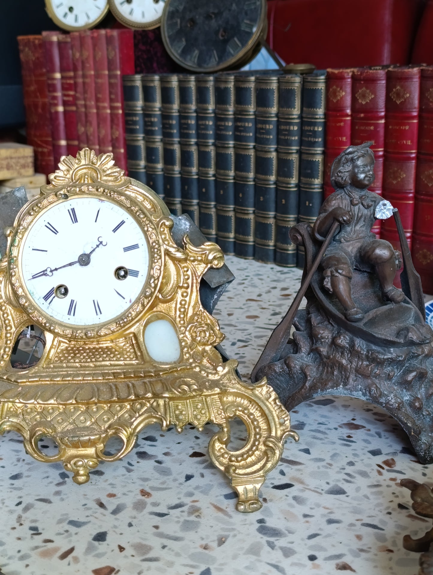 Pendule régule ancienne en régule doré avec sujet enfant en barque – Pour restauration