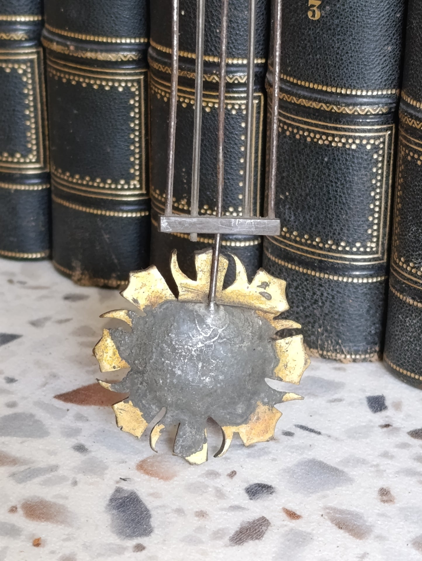 Balancier Ancien de Pendule à Décor Soleil Rayonnant en Laiton