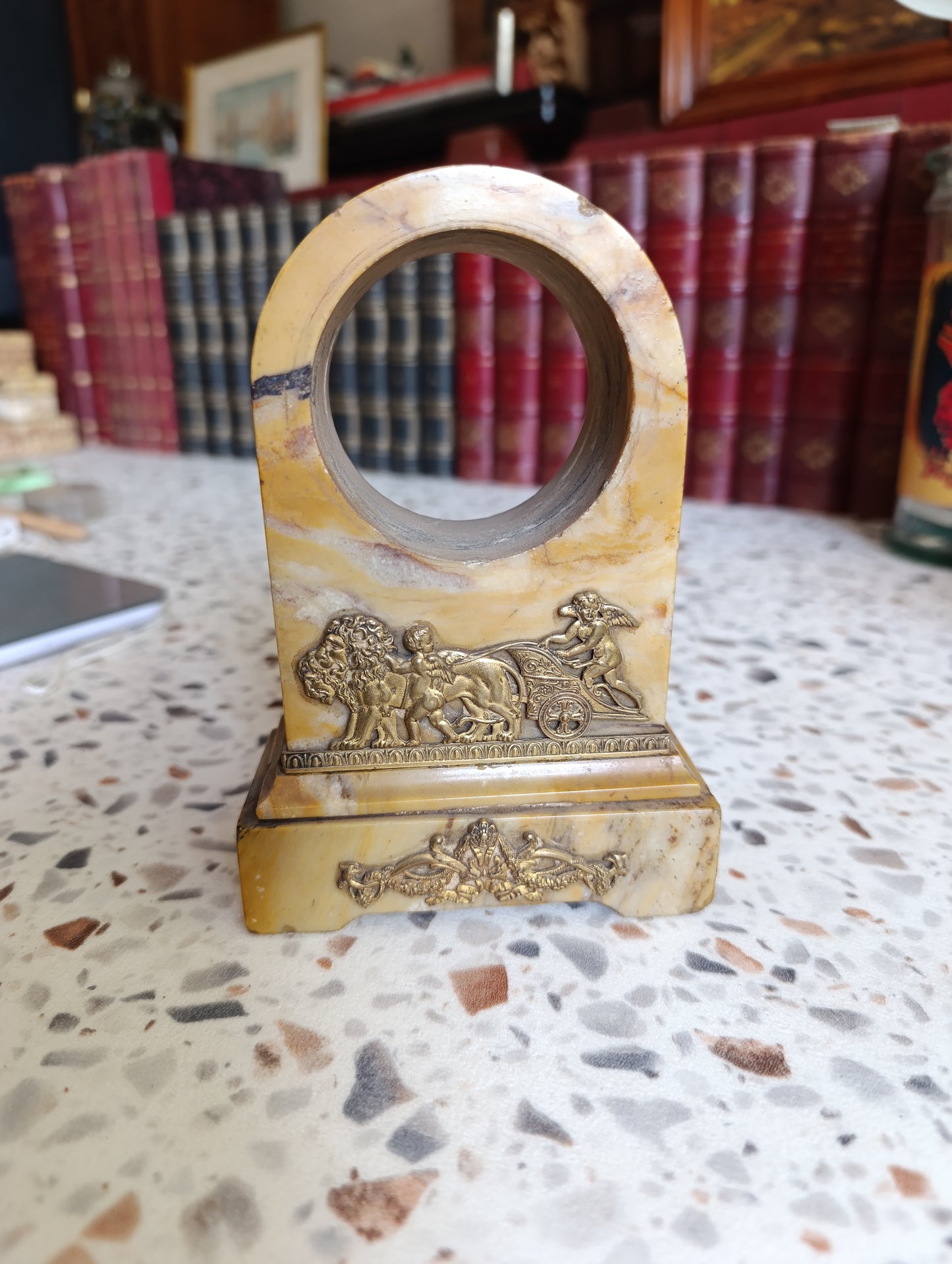 Socle d’Horloge Ancien en Marbre Onyx à Décor de Char Antique et Angelots