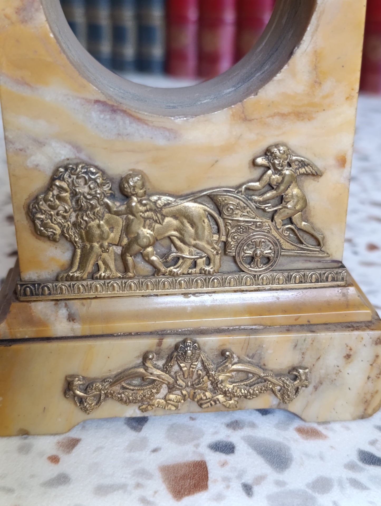 Socle d’Horloge Ancien en Marbre Onyx à Décor de Char Antique et Angelots