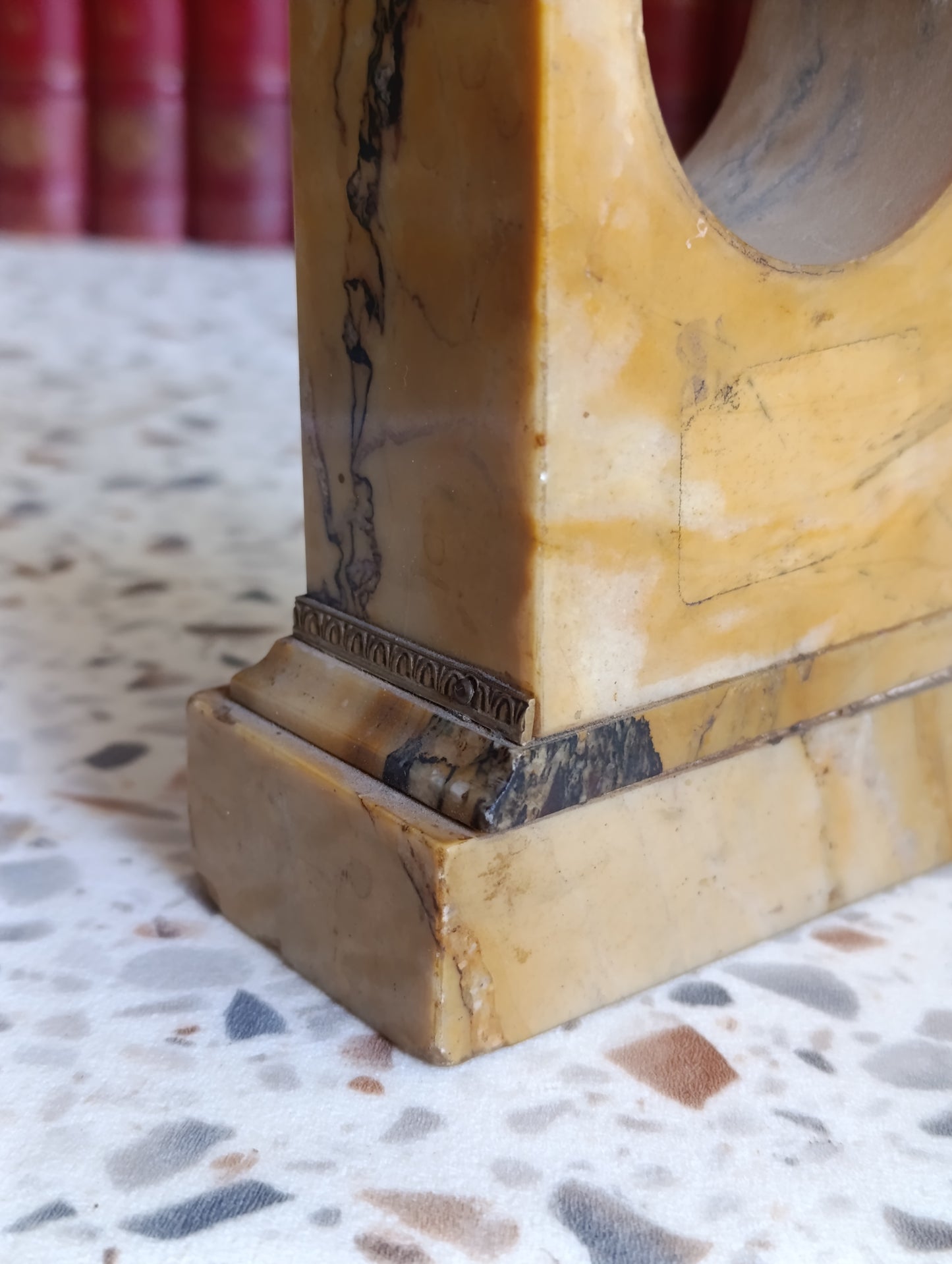 Socle d’Horloge Ancien en Marbre Onyx à Décor de Char Antique et Angelots