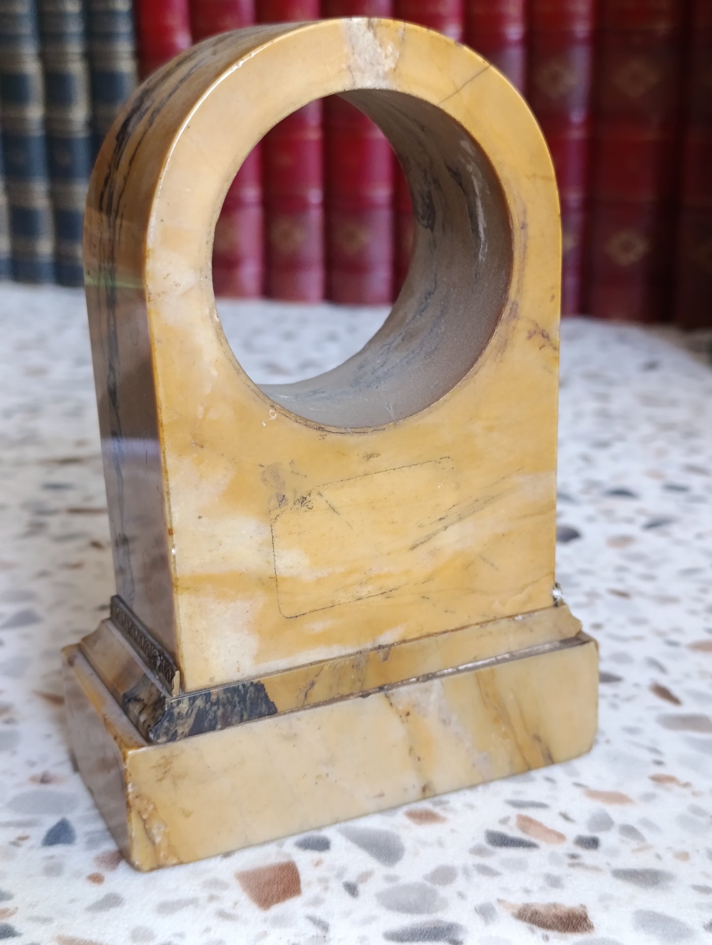 Socle d’Horloge Ancien en Marbre Onyx à Décor de Char Antique et Angelots