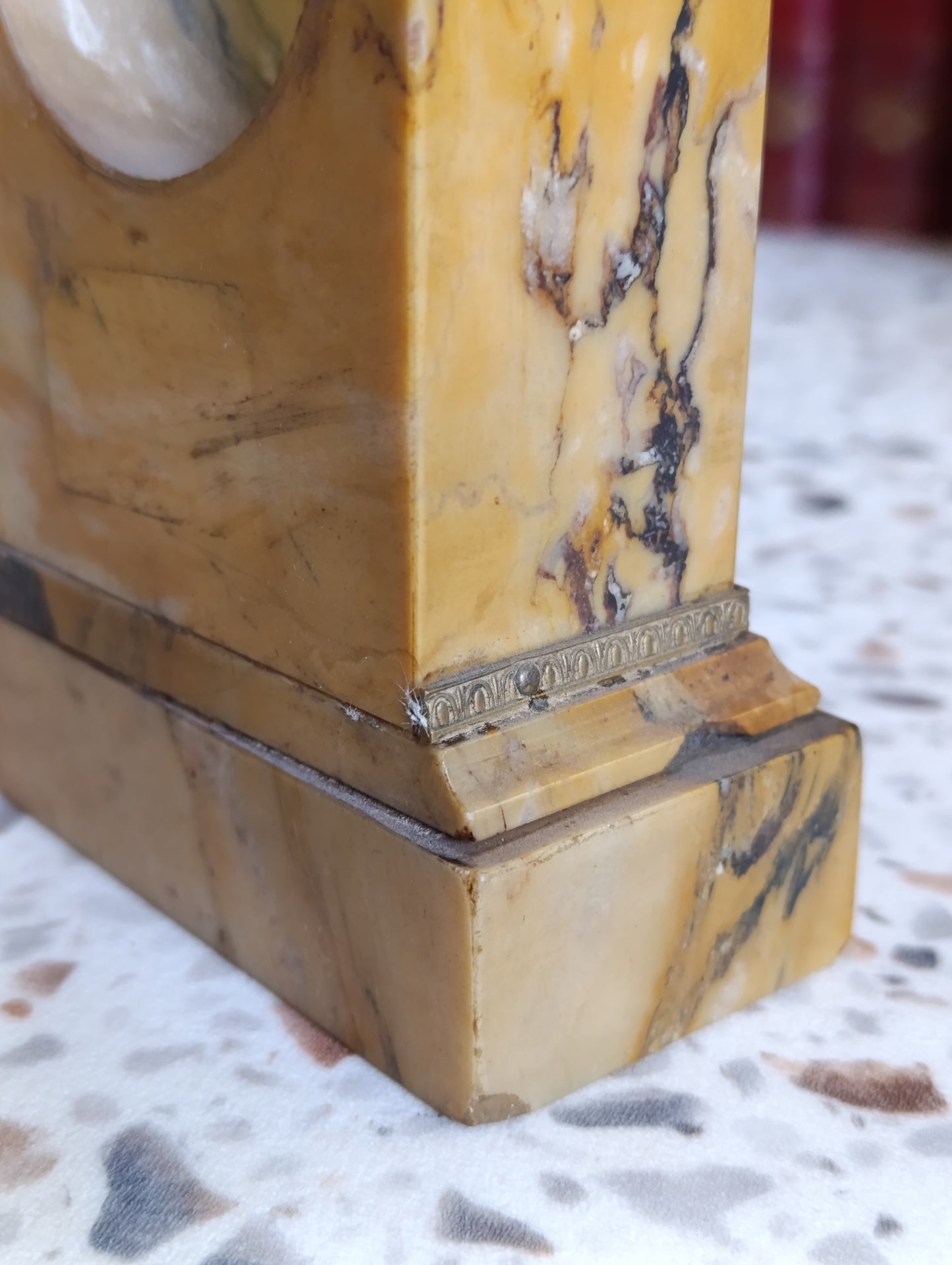 Socle d’Horloge Ancien en Marbre Onyx à Décor de Char Antique et Angelots