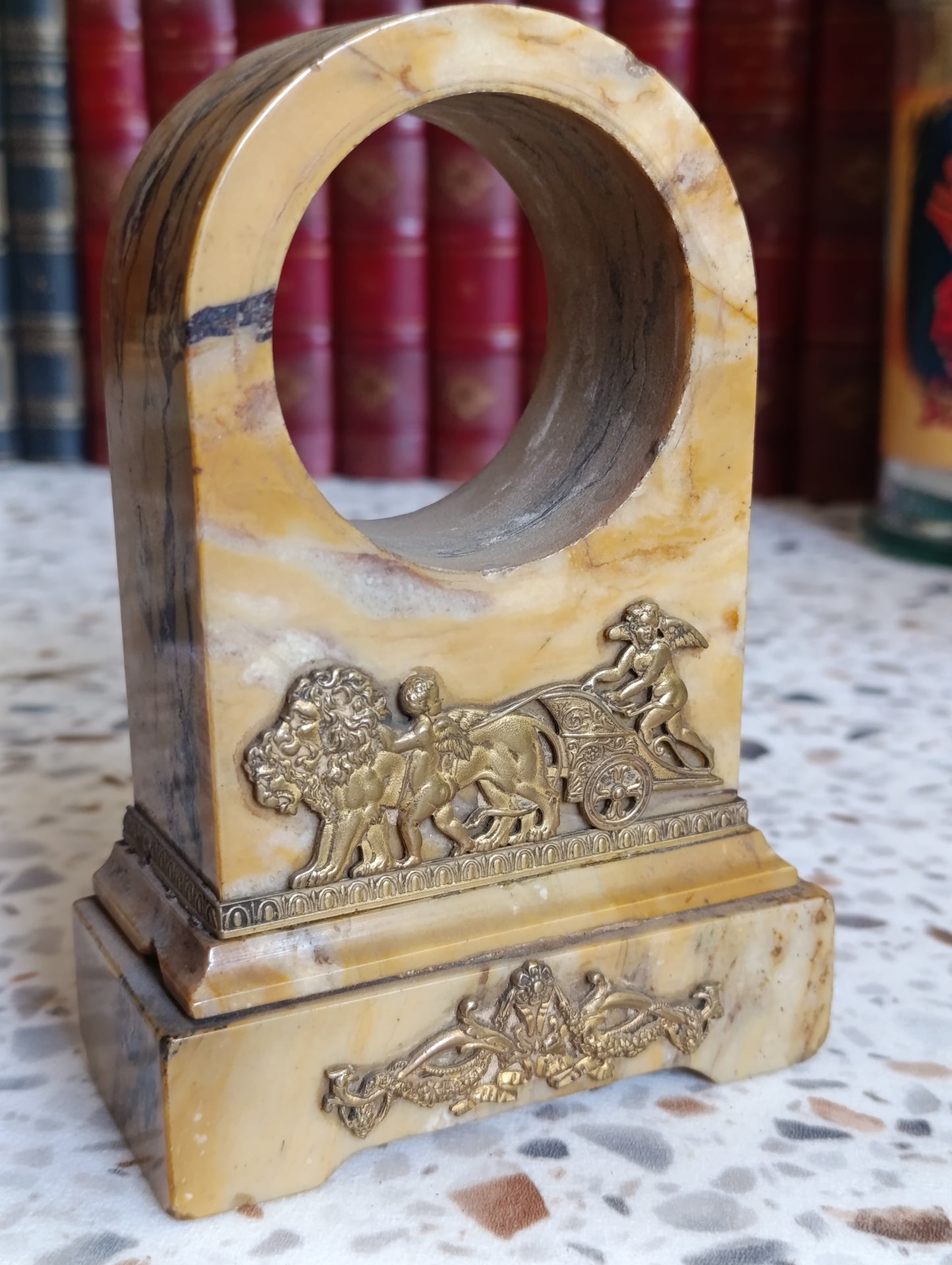 Socle d’Horloge Ancien en Marbre Onyx à Décor de Char Antique et Angelots