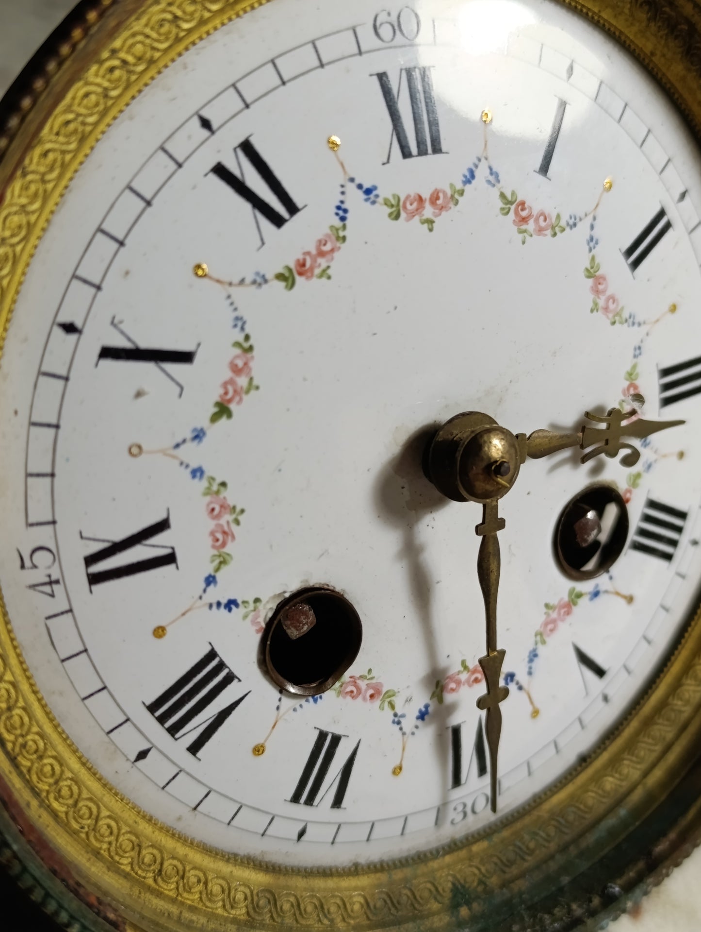Mouvement de pendule ancien à suspension Brocot avec cadran émaillé fleuri – Pour pièces