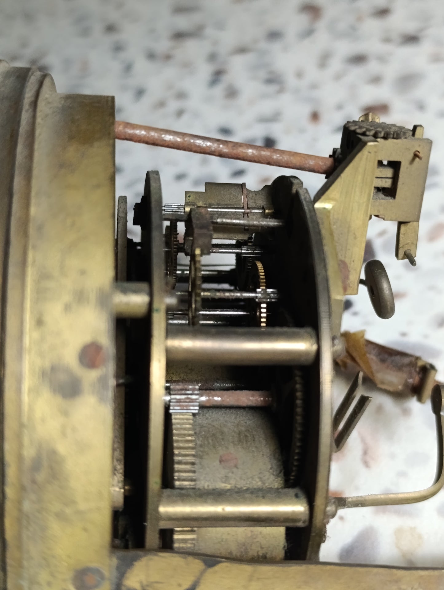 Mouvement de pendule ancien à suspension Brocot avec cadran émaillé fleuri – Pour pièces