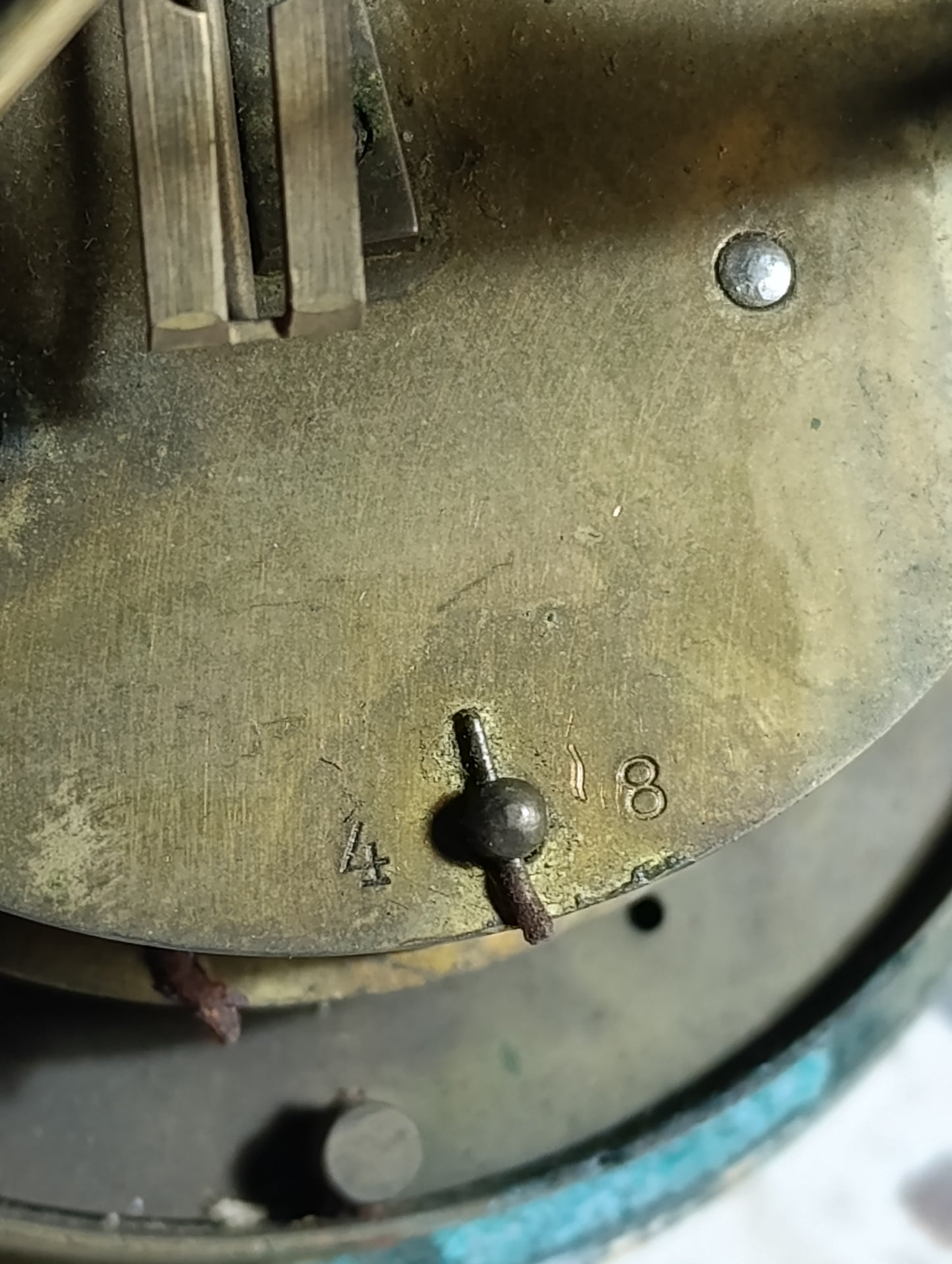 Mouvement de pendule ancien à suspension Brocot avec cadran émaillé fleuri – Pour pièces
