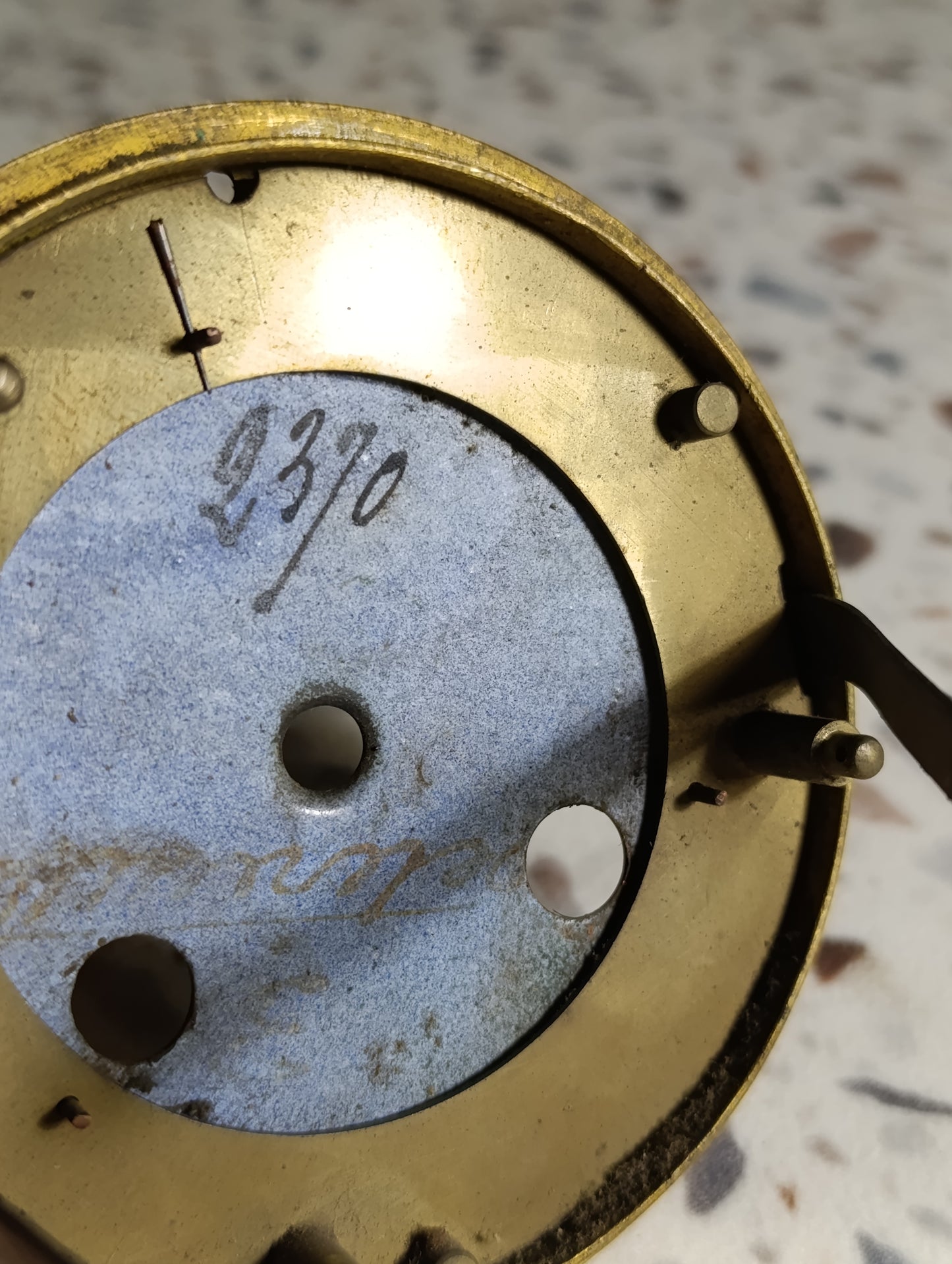 Cadran ancien de pendule en émail signé Poiret à Neuilly avec entourage en laiton perlé – Pour pièces