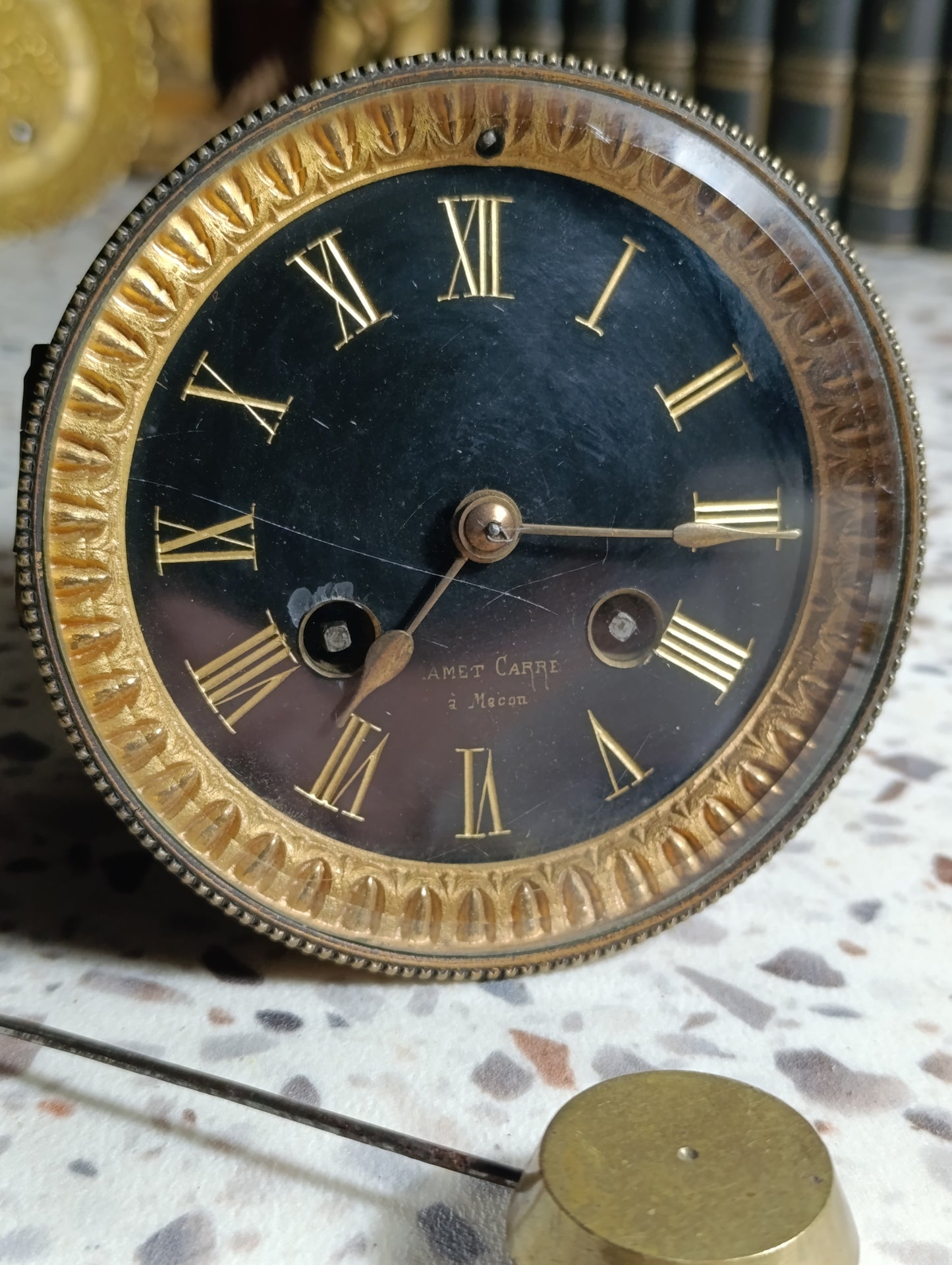 Mouvement ancien de pendule Jamet Carré à Mâcon avec cadran noir et balancier – Pour pièces