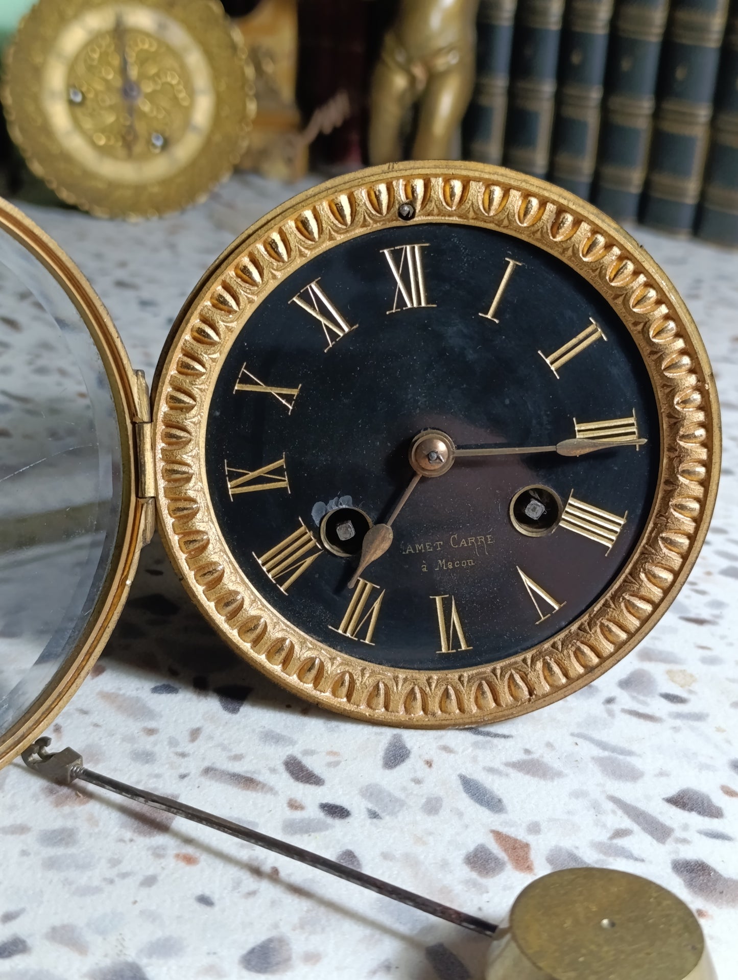 Mouvement ancien de pendule Jamet Carré à Mâcon avec cadran noir et balancier – Pour pièces