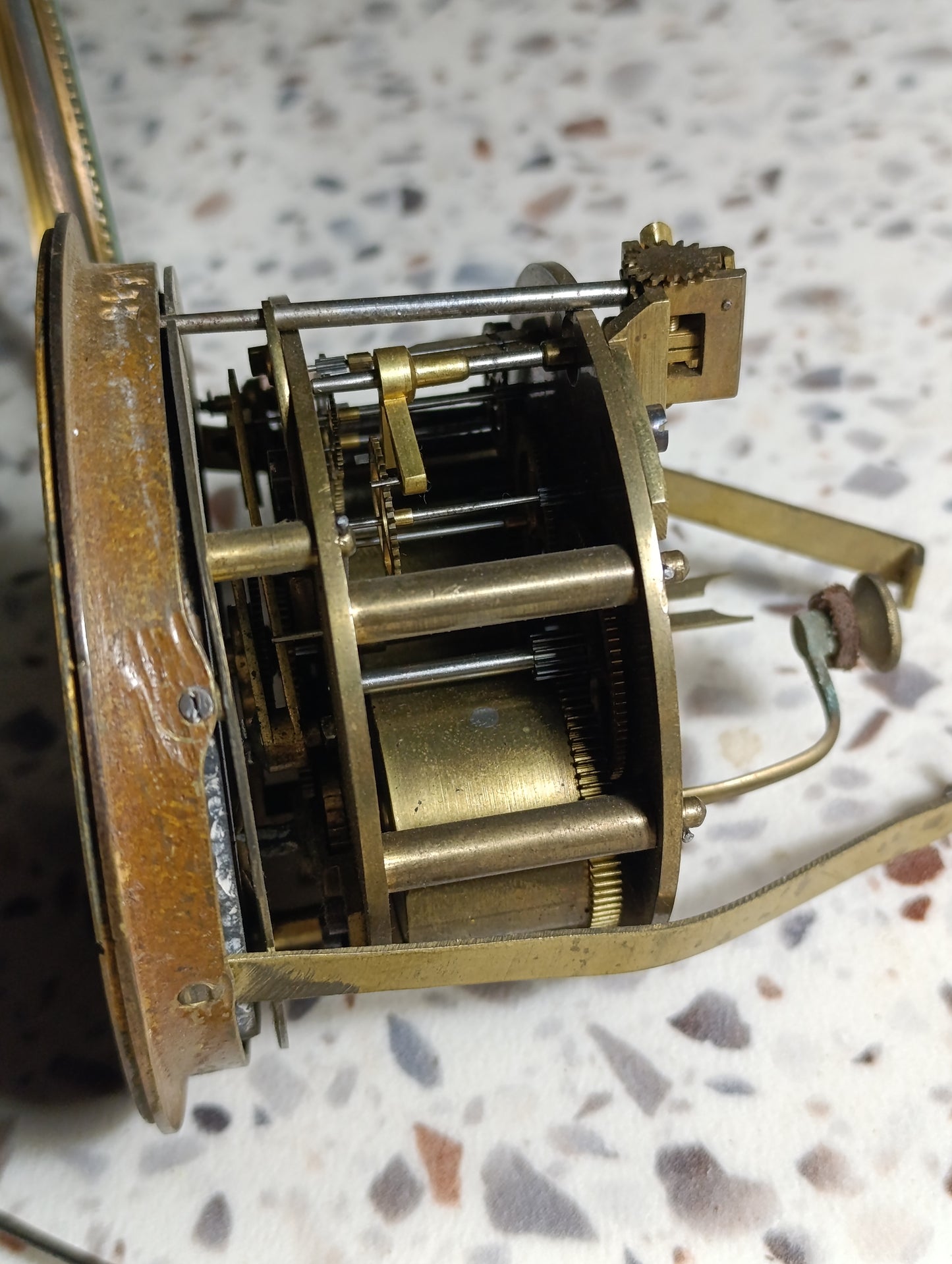 Mouvement ancien de pendule Jamet Carré à Mâcon avec cadran noir et balancier – Pour pièces