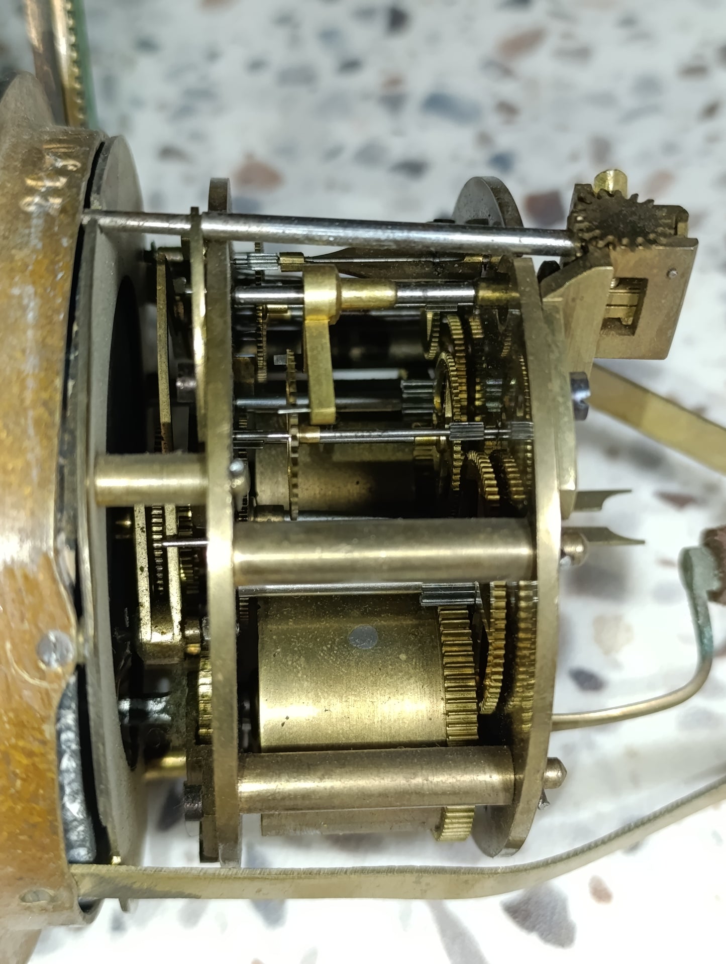 Mouvement ancien de pendule Jamet Carré à Mâcon avec cadran noir et balancier – Pour pièces