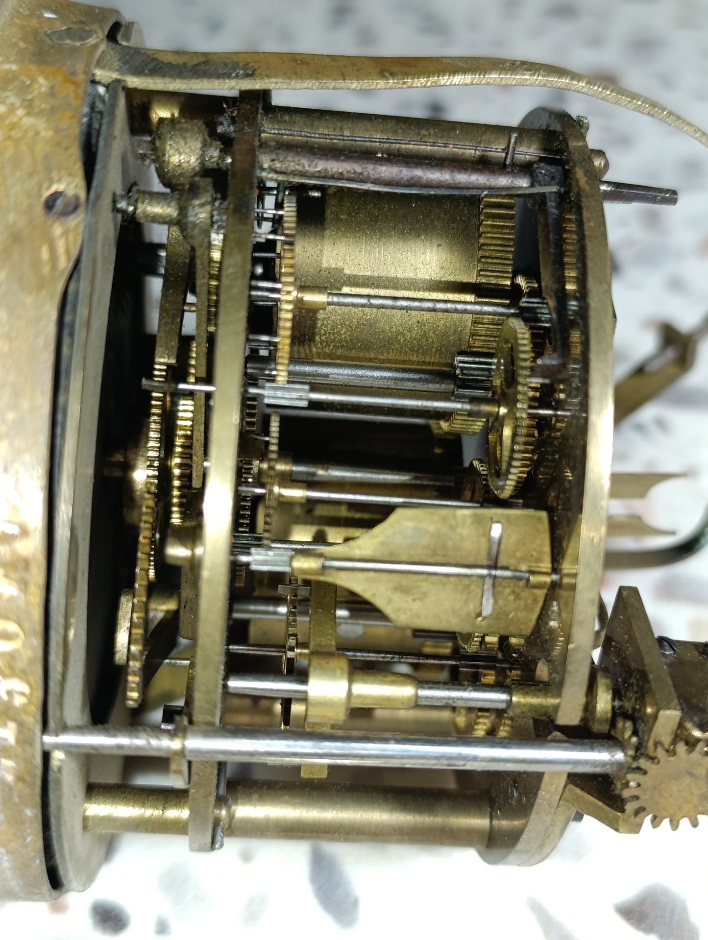 Mouvement ancien de pendule Jamet Carré à Mâcon avec cadran noir et balancier – Pour pièces