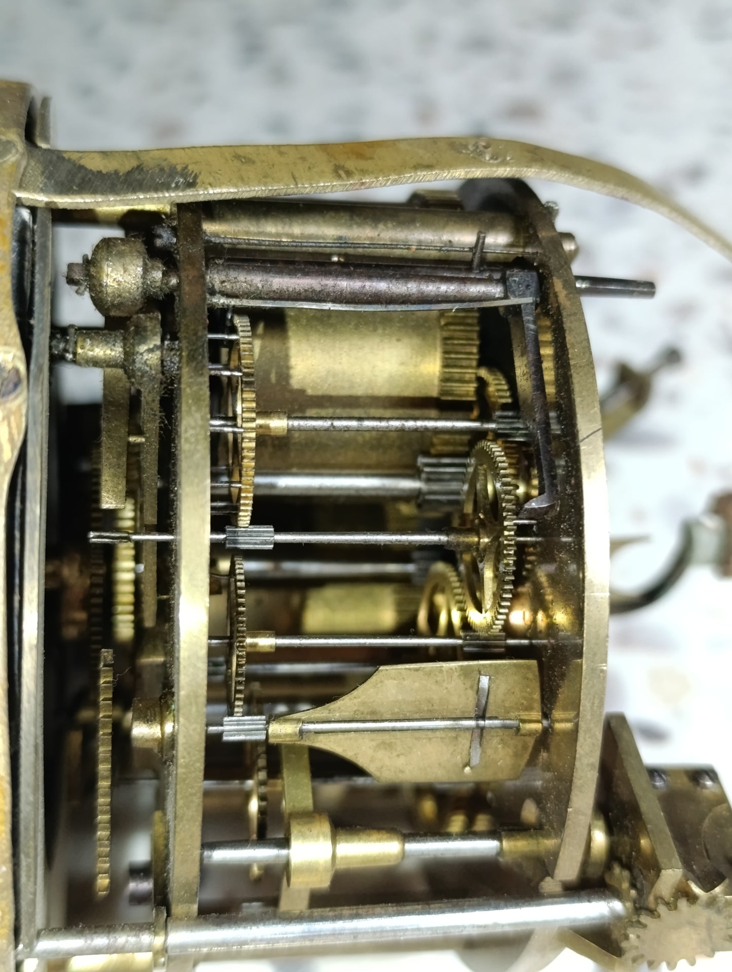 Mouvement ancien de pendule Jamet Carré à Mâcon avec cadran noir et balancier – Pour pièces