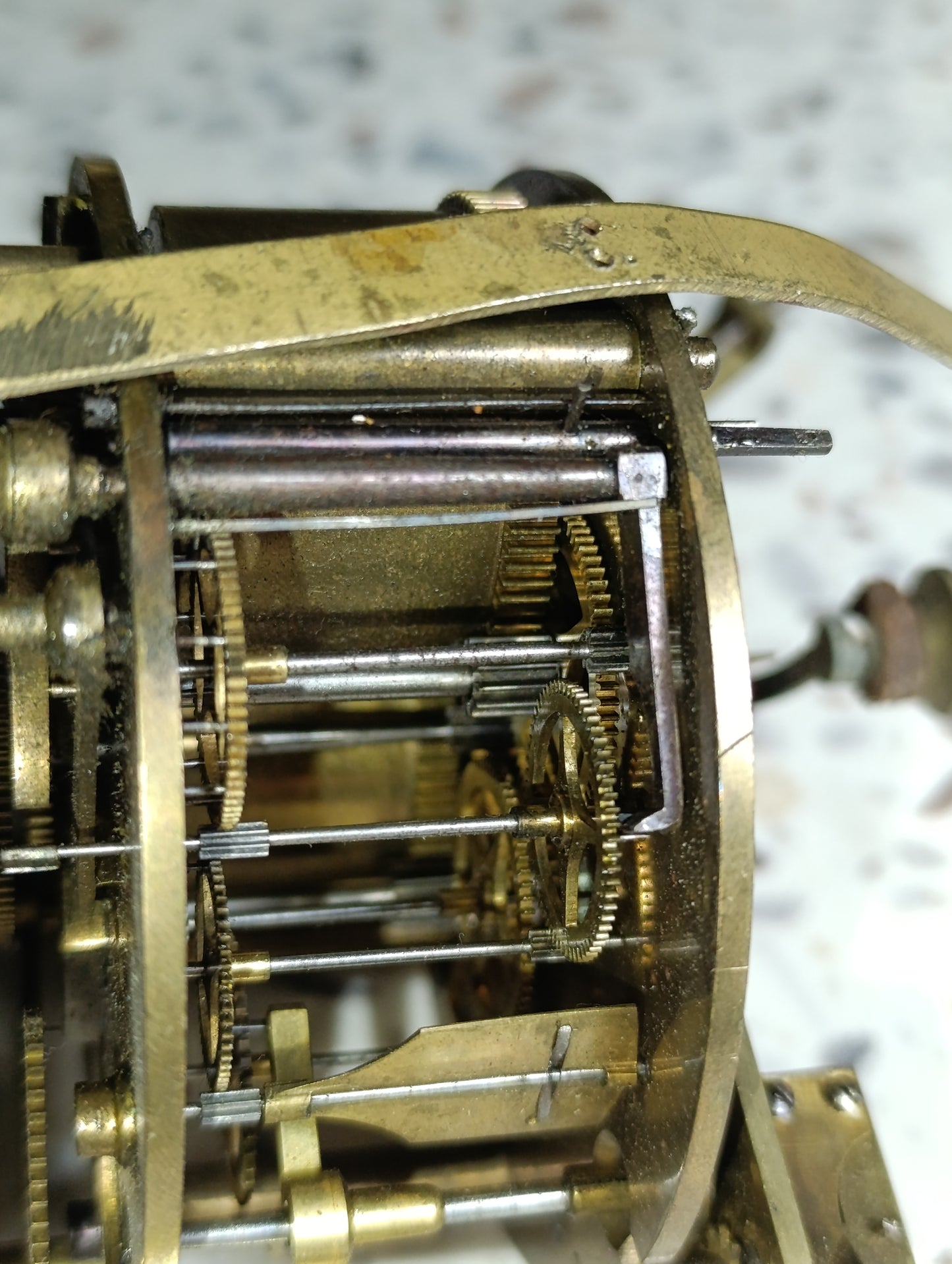Mouvement ancien de pendule Jamet Carré à Mâcon avec cadran noir et balancier – Pour pièces