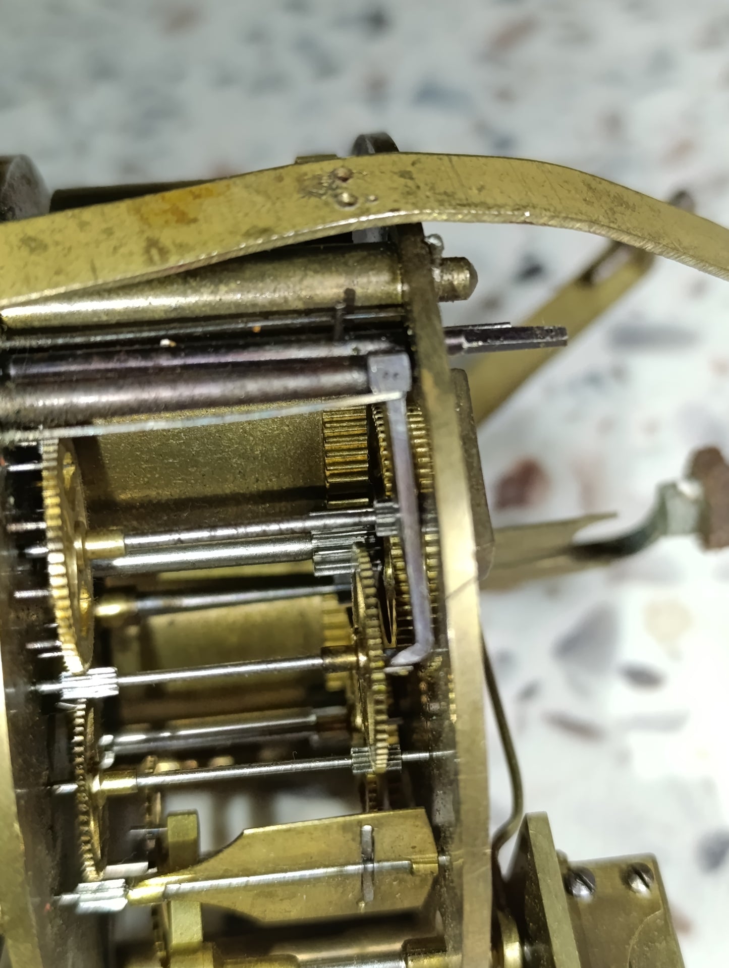 Mouvement ancien de pendule Jamet Carré à Mâcon avec cadran noir et balancier – Pour pièces