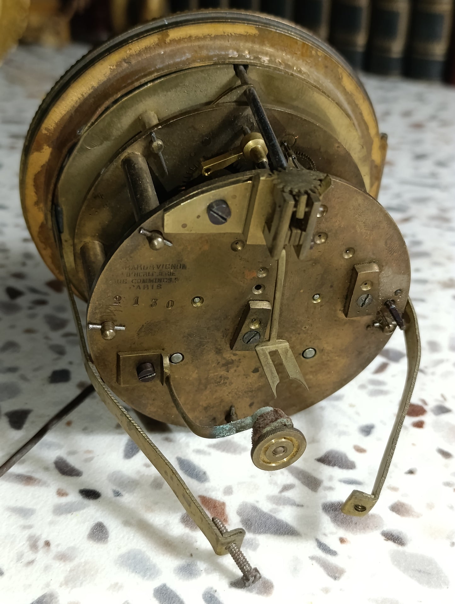 Mouvement ancien de pendule Jamet Carré à Mâcon avec cadran noir et balancier – Pour pièces