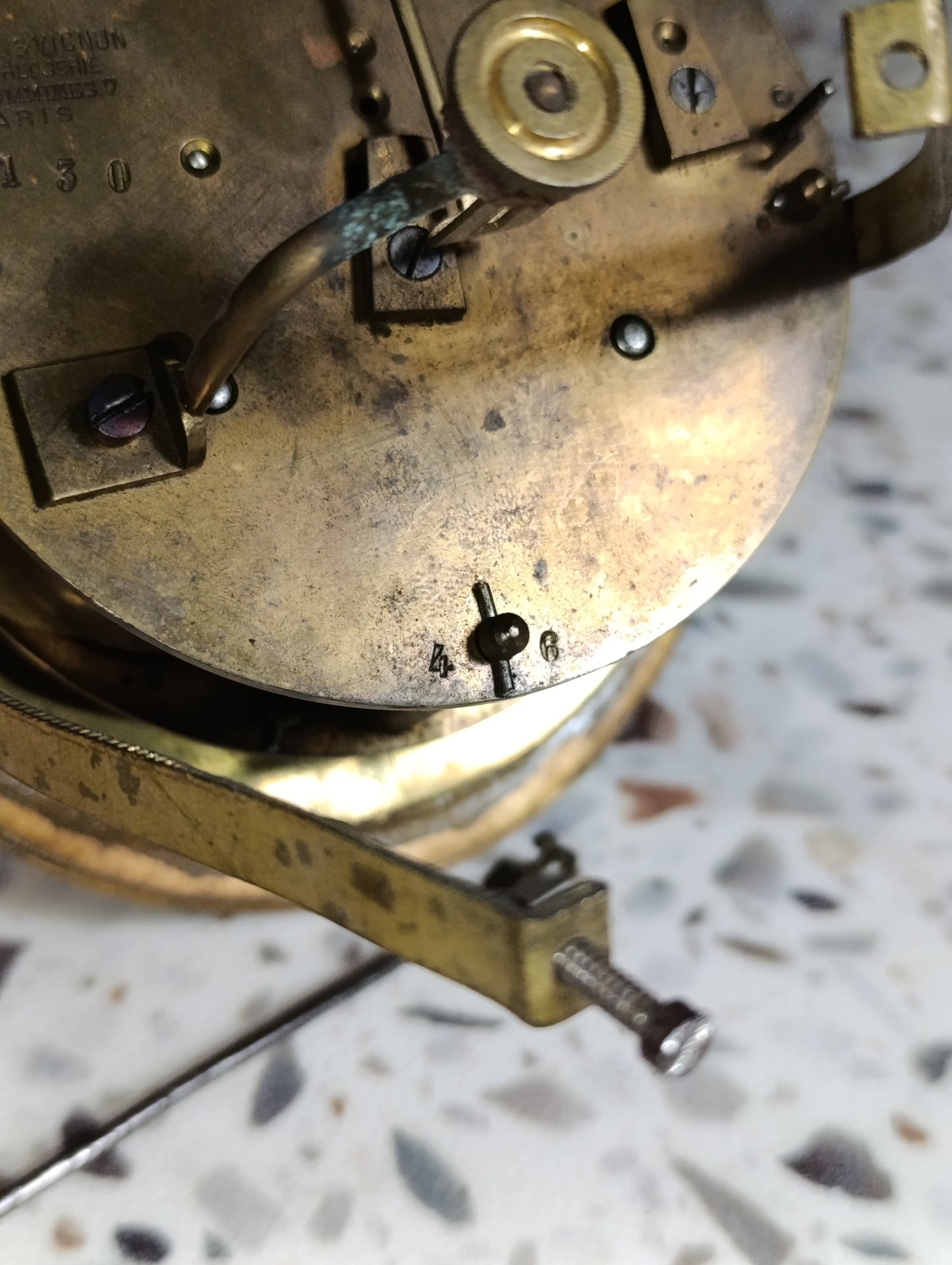Mouvement ancien de pendule Jamet Carré à Mâcon avec cadran noir et balancier – Pour pièces