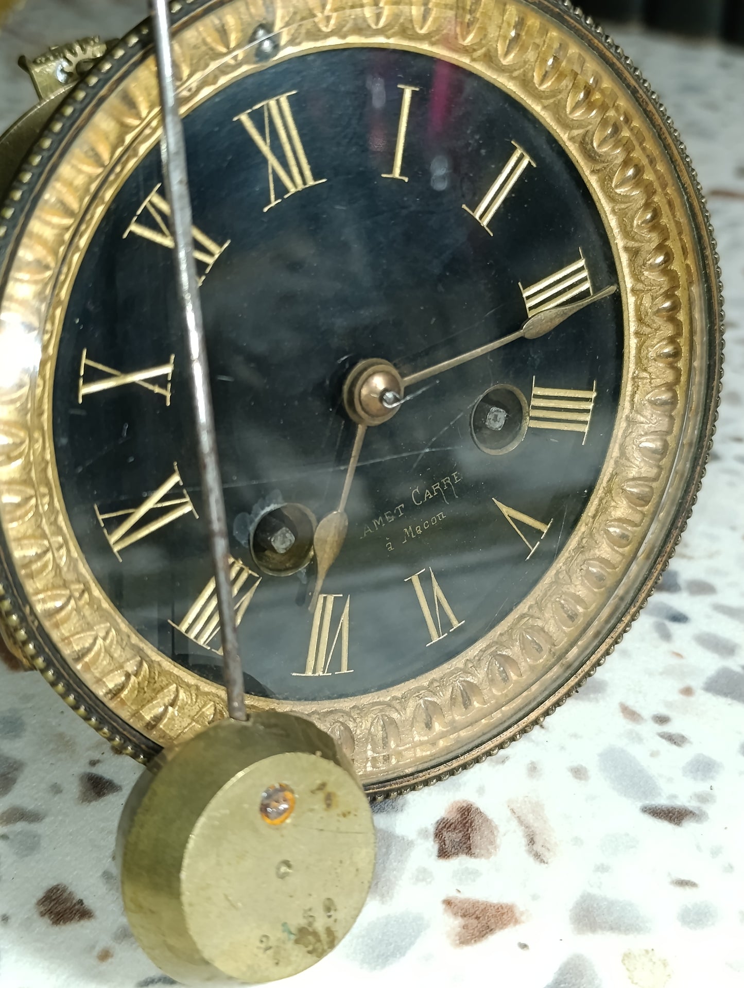 Mouvement ancien de pendule Jamet Carré à Mâcon avec cadran noir et balancier – Pour pièces