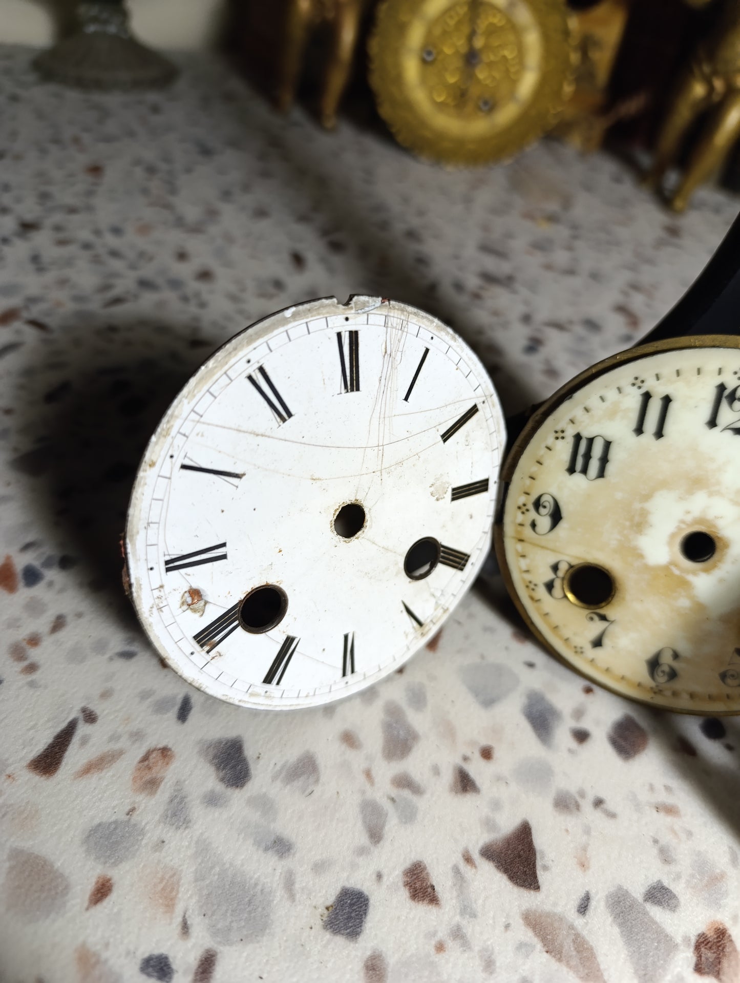 Lot de 5 cadrans d'horloge anciens à restaurer – Émail et tôle – Pour pièces ou restauration