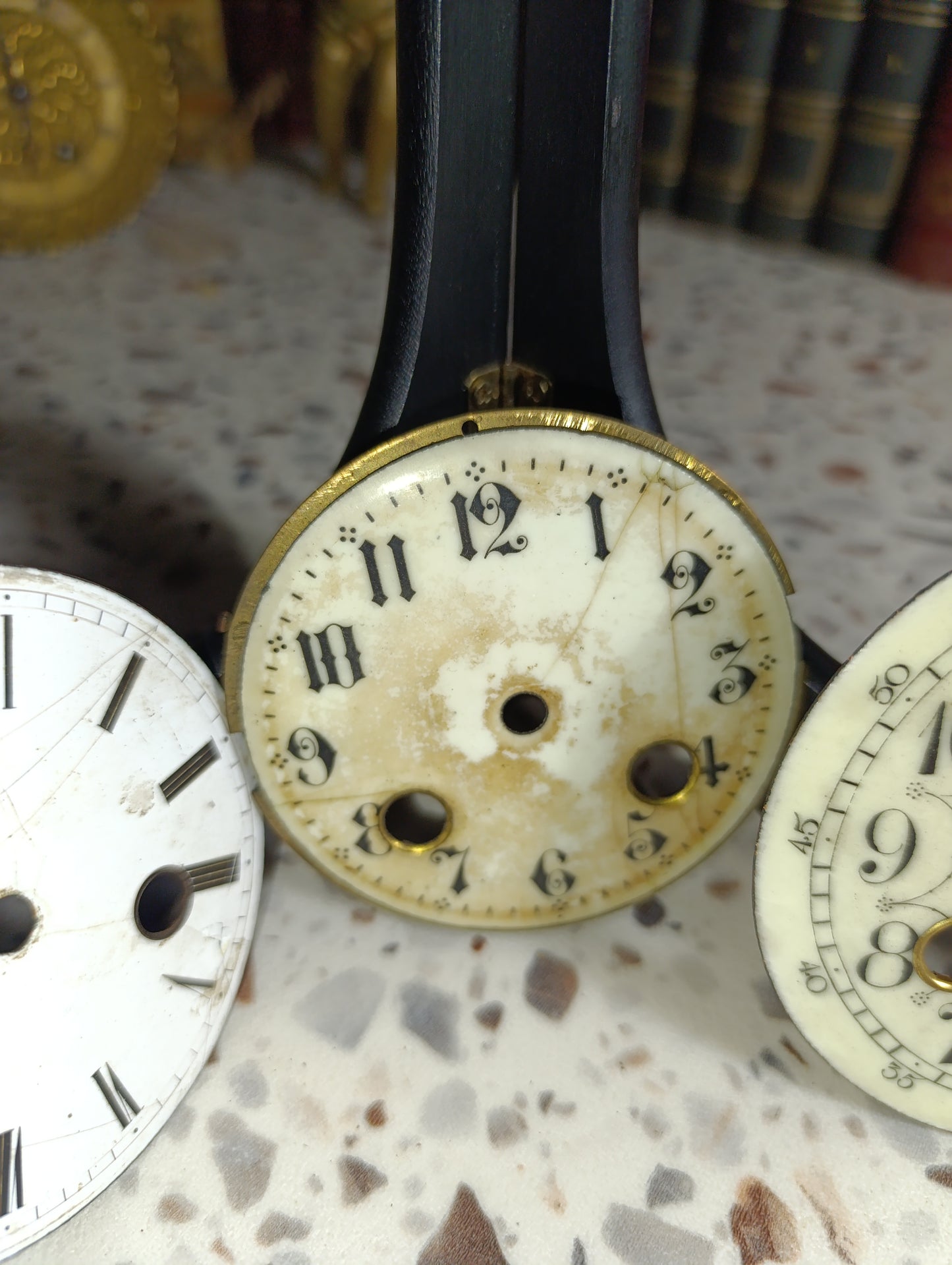 Lot de 5 cadrans d'horloge anciens à restaurer – Émail et tôle – Pour pièces ou restauration