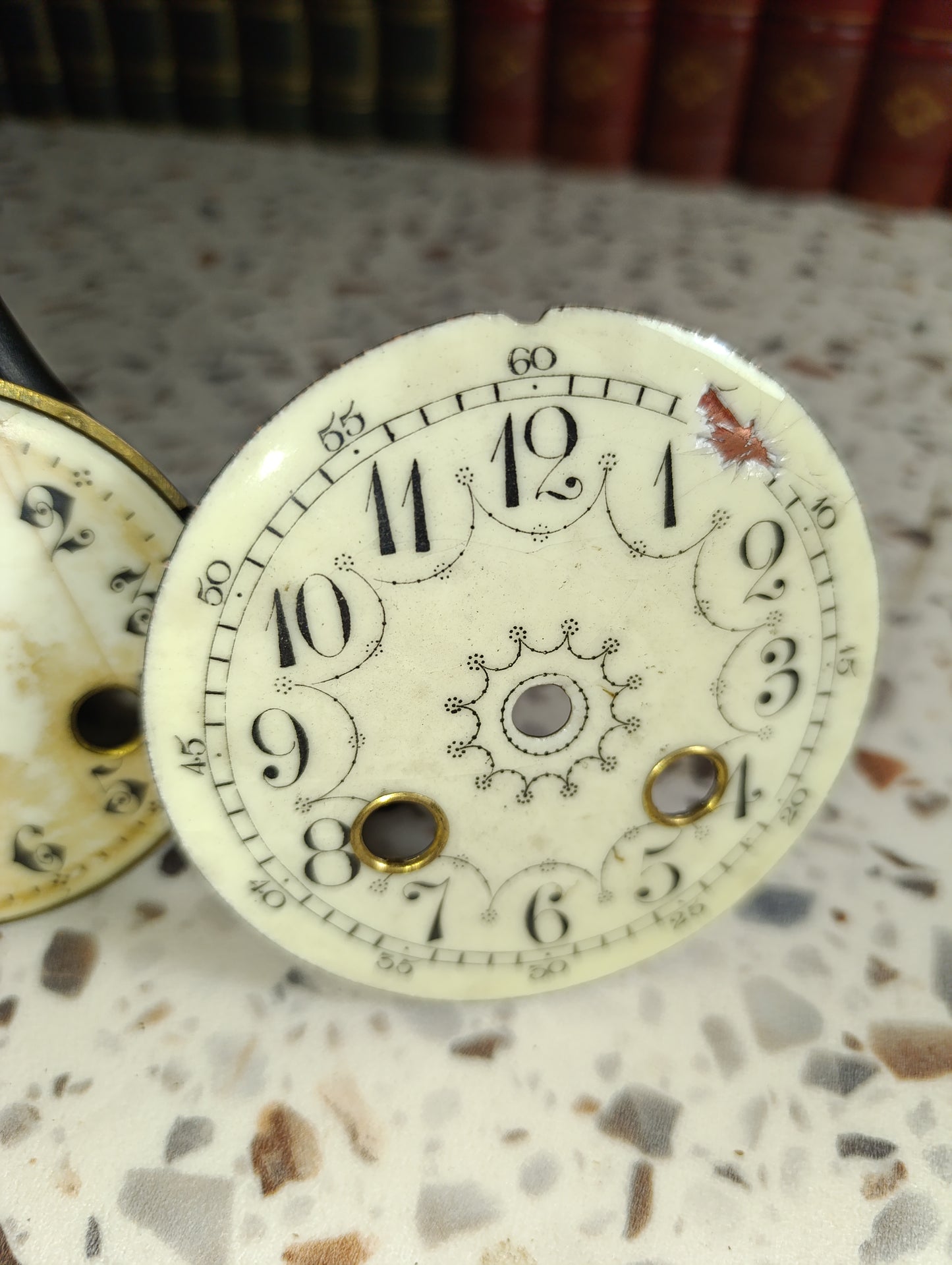 Lot de 5 cadrans d'horloge anciens à restaurer – Émail et tôle – Pour pièces ou restauration