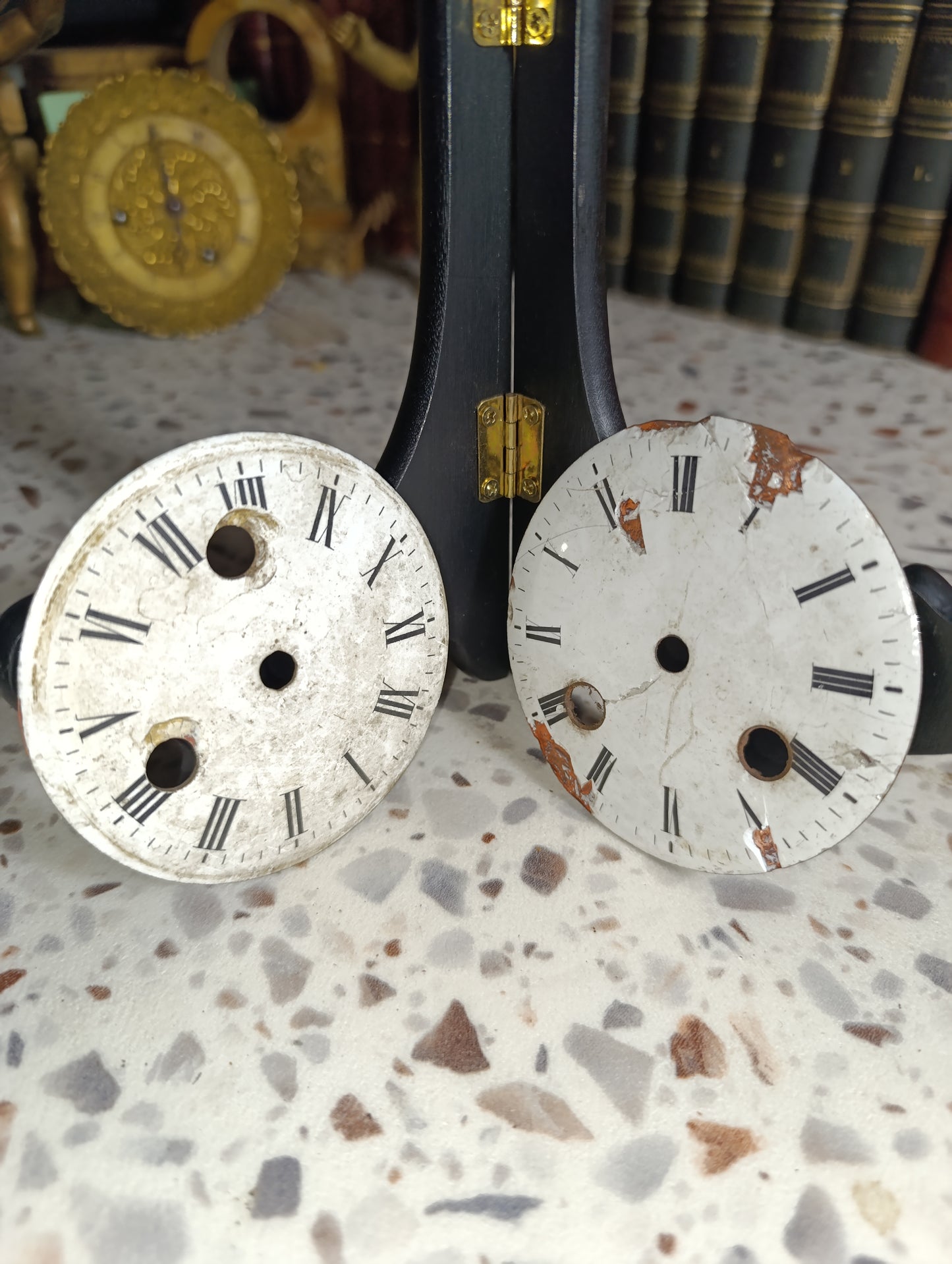 Lot de 5 cadrans d'horloge anciens à restaurer – Émail et tôle – Pour pièces ou restauration