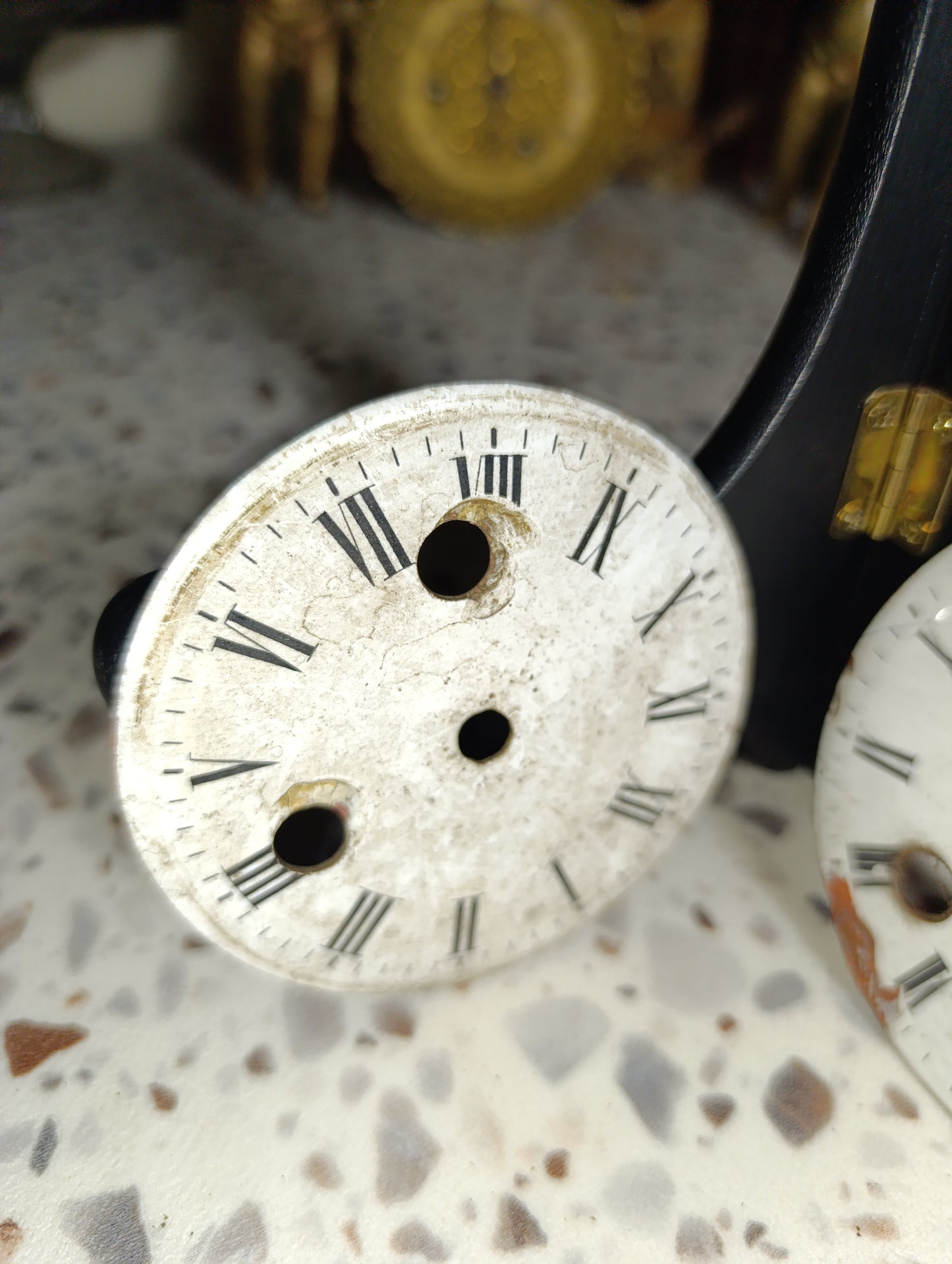 Lot de 5 cadrans d'horloge anciens à restaurer – Émail et tôle – Pour pièces ou restauration