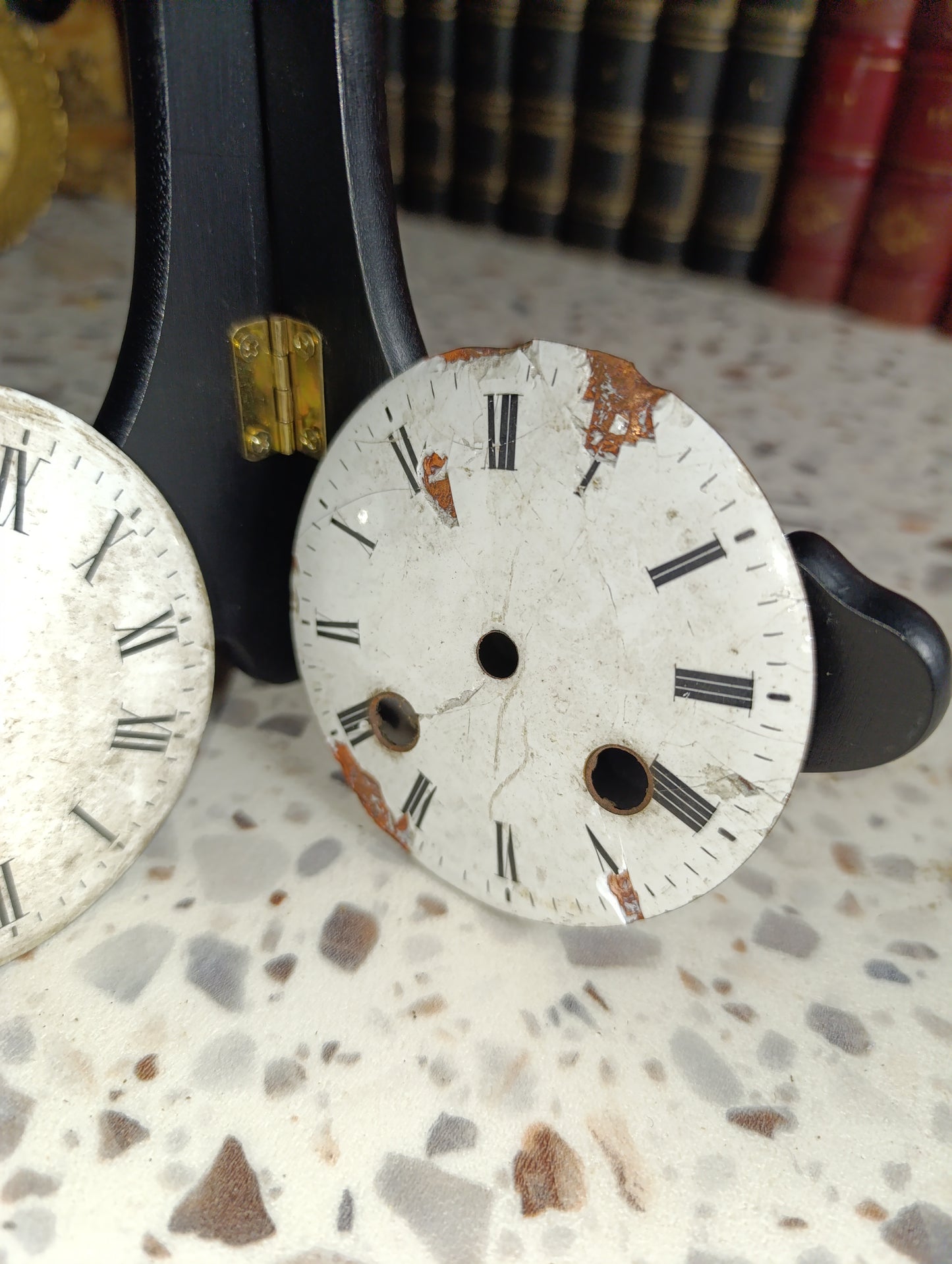 Lot de 5 cadrans d'horloge anciens à restaurer – Émail et tôle – Pour pièces ou restauration