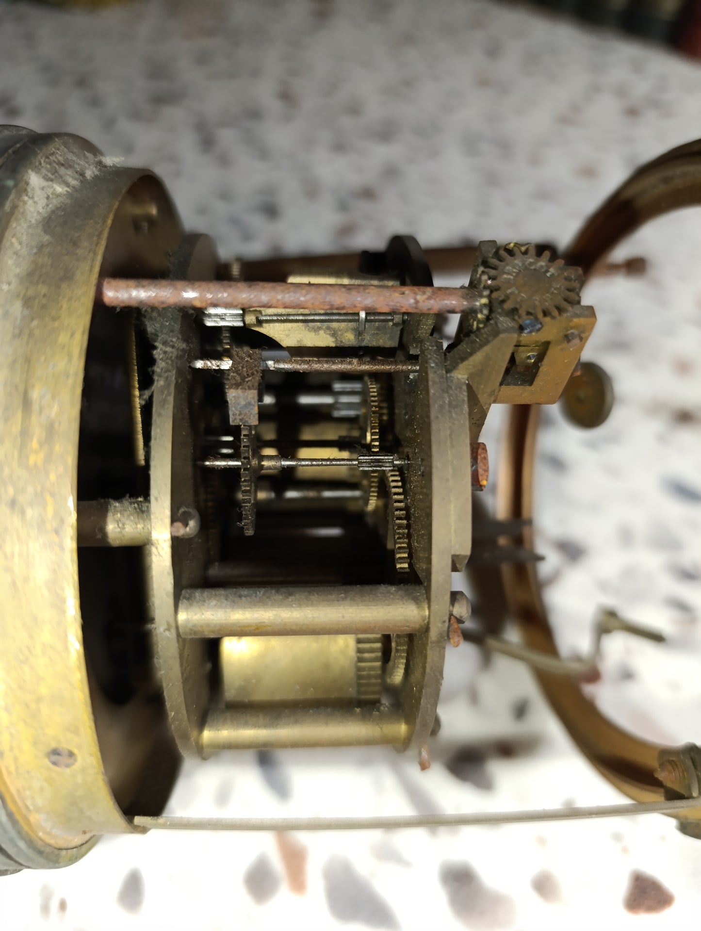Mouvement ancien de pendule à cadran émaillé blanc avec entourage en laiton – Pour pièces