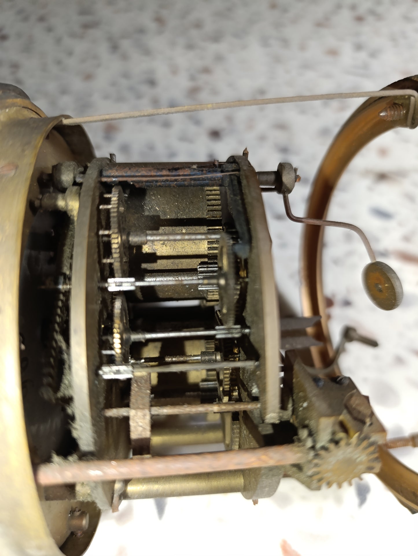 Mouvement ancien de pendule à cadran émaillé blanc avec entourage en laiton – Pour pièces