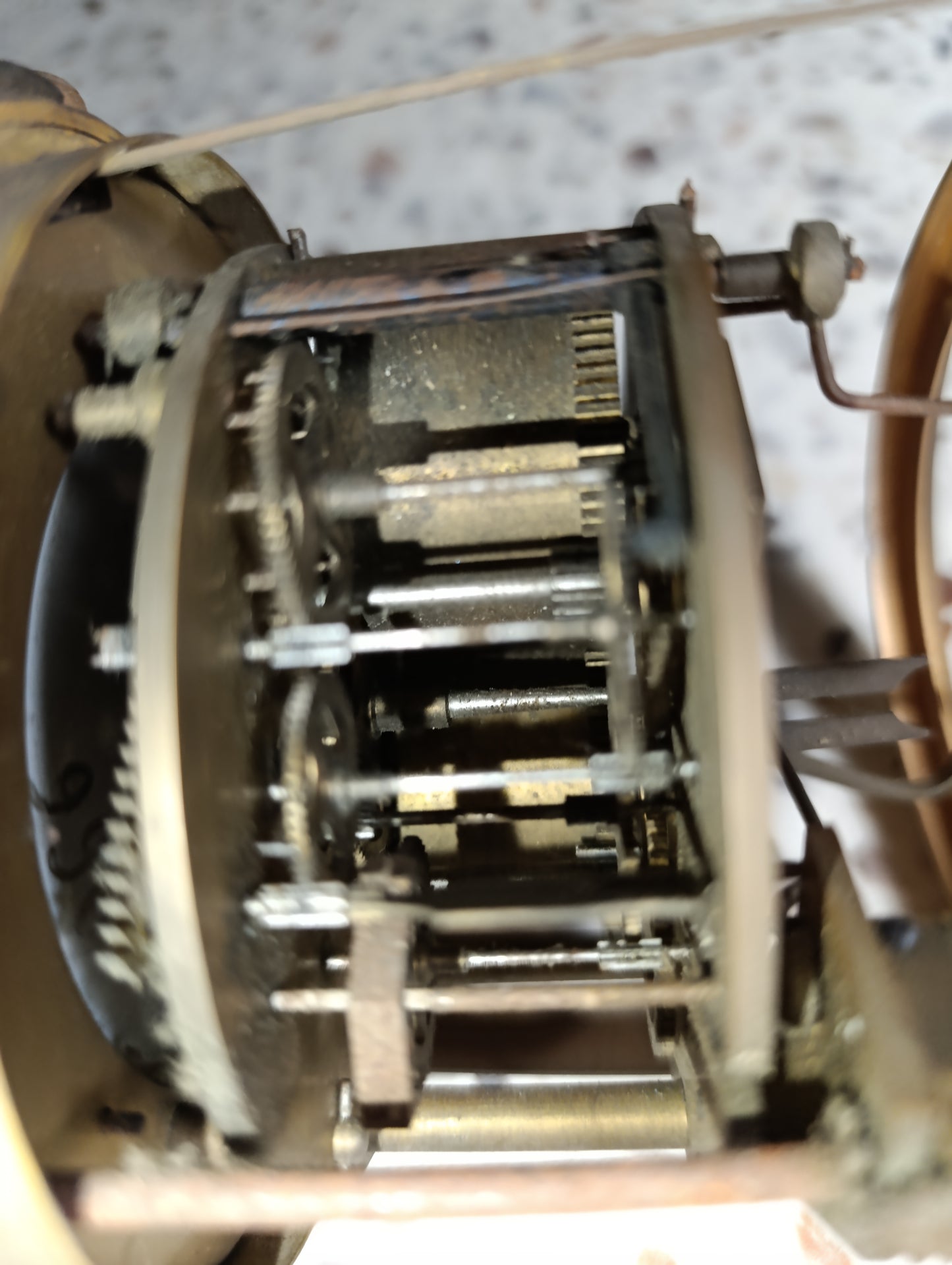 Mouvement ancien de pendule à cadran émaillé blanc avec entourage en laiton – Pour pièces