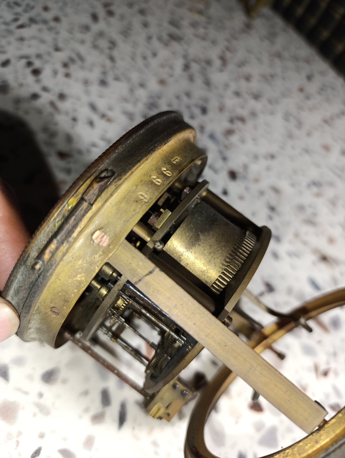 Mouvement ancien de pendule à cadran émaillé blanc avec entourage en laiton – Pour pièces