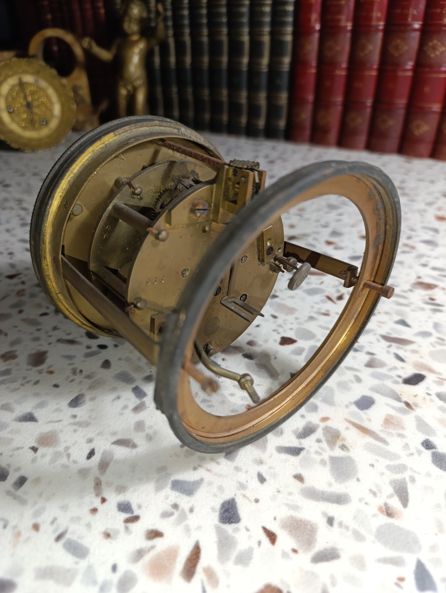 Mouvement ancien de pendule à cadran émaillé blanc avec entourage en laiton – Pour pièces