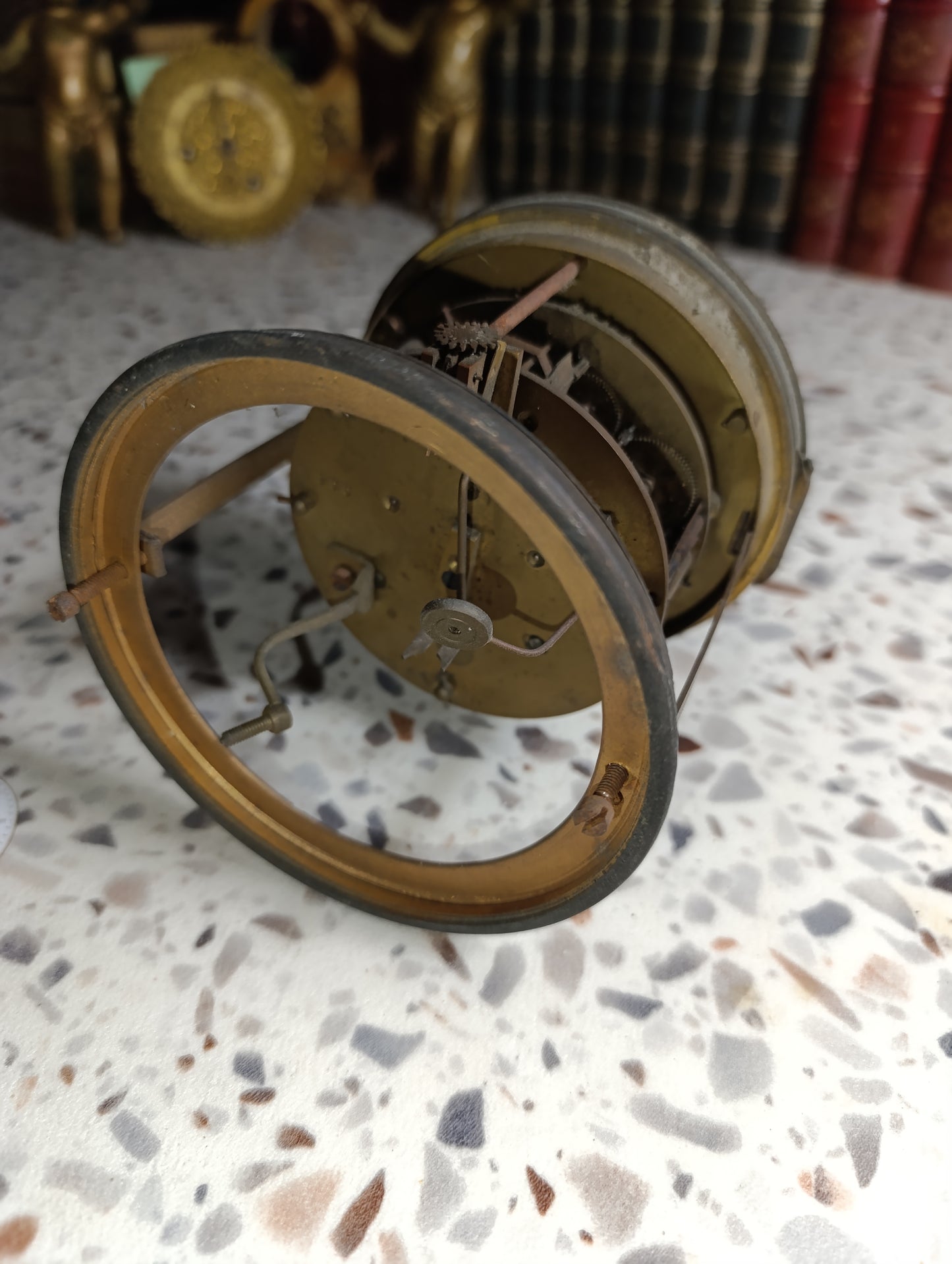 Mouvement ancien de pendule à cadran émaillé blanc avec entourage en laiton – Pour pièces