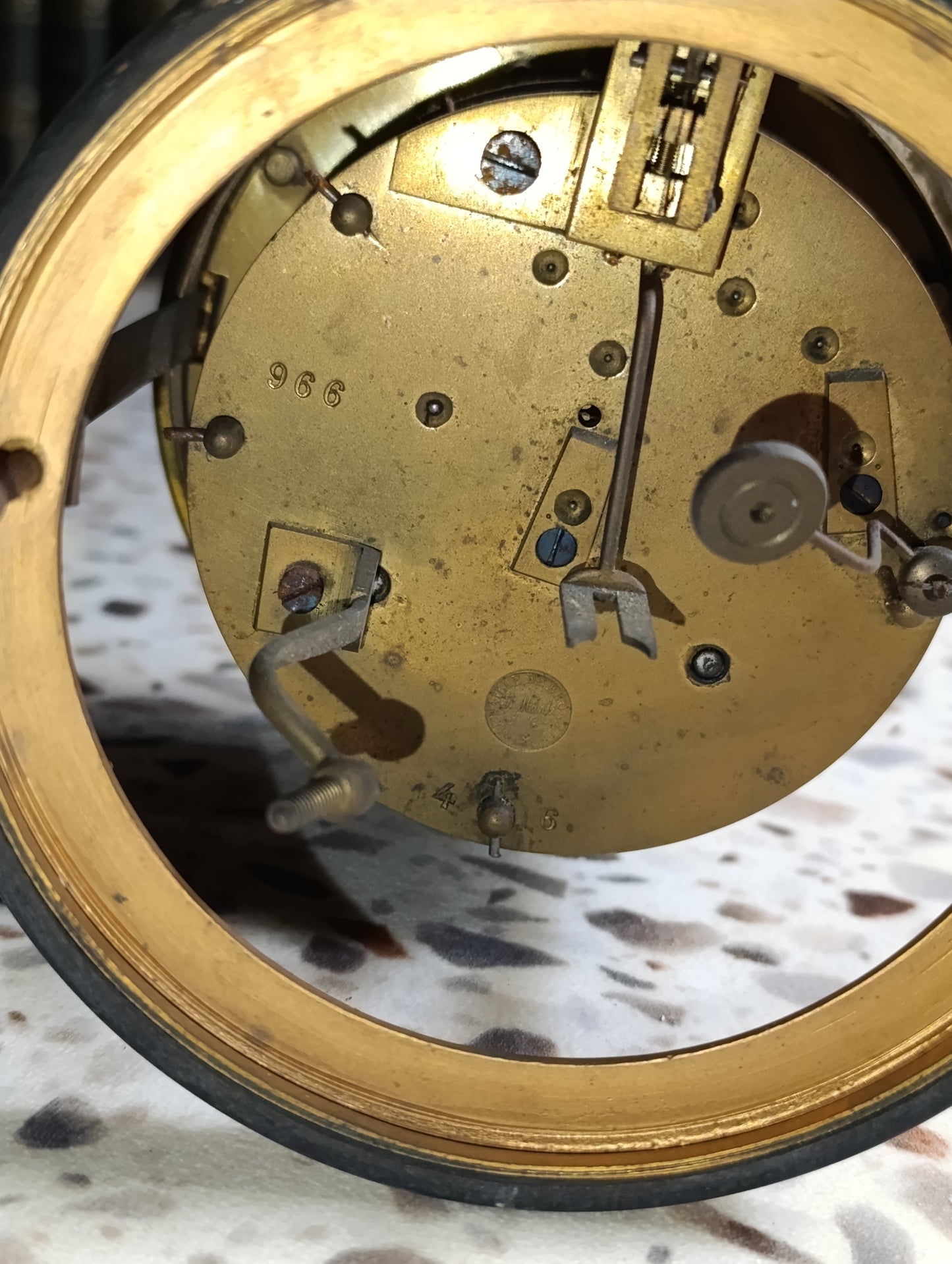 Mouvement ancien de pendule à cadran émaillé blanc avec entourage en laiton – Pour pièces