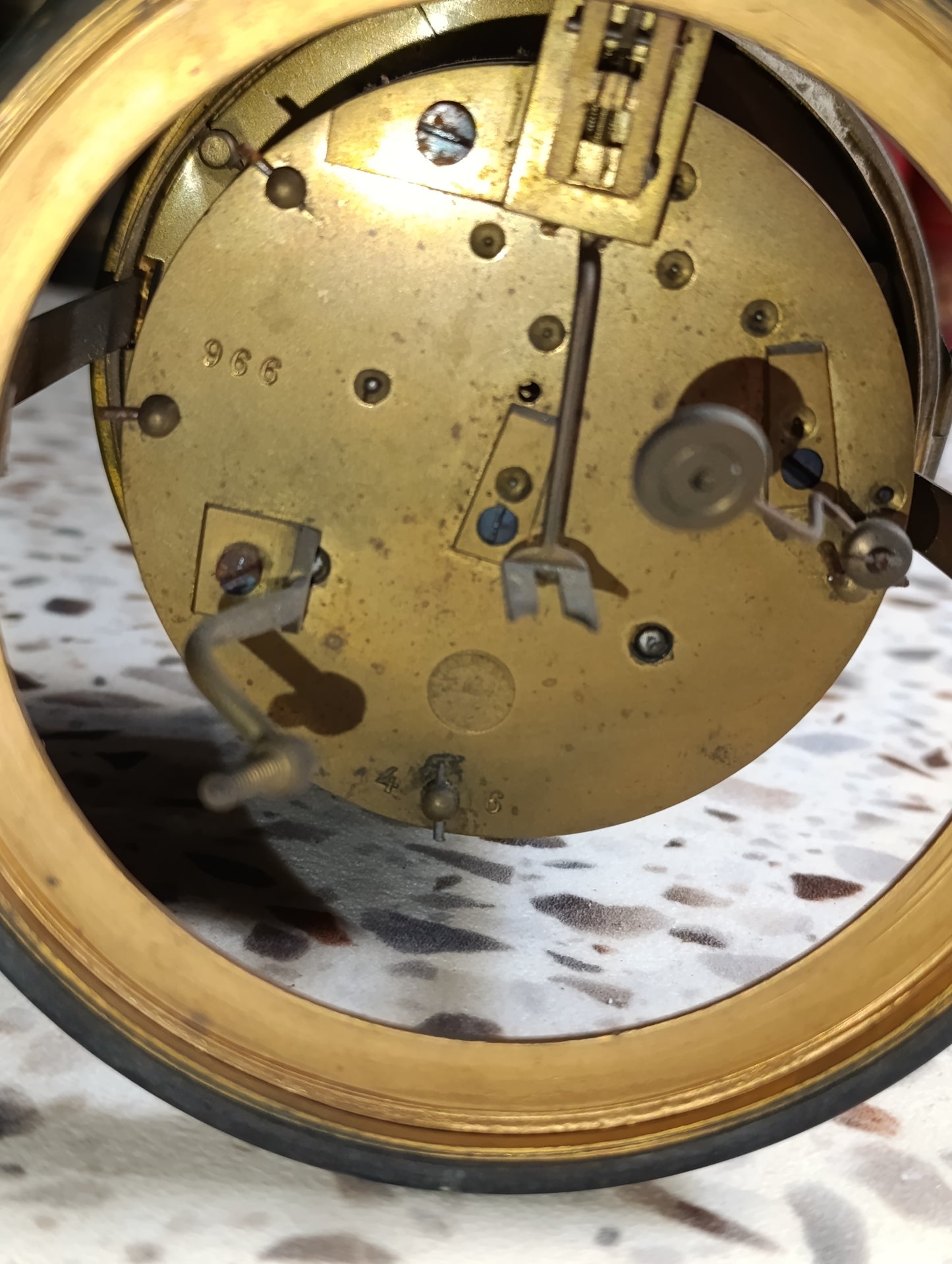 Mouvement ancien de pendule à cadran émaillé blanc avec entourage en laiton – Pour pièces