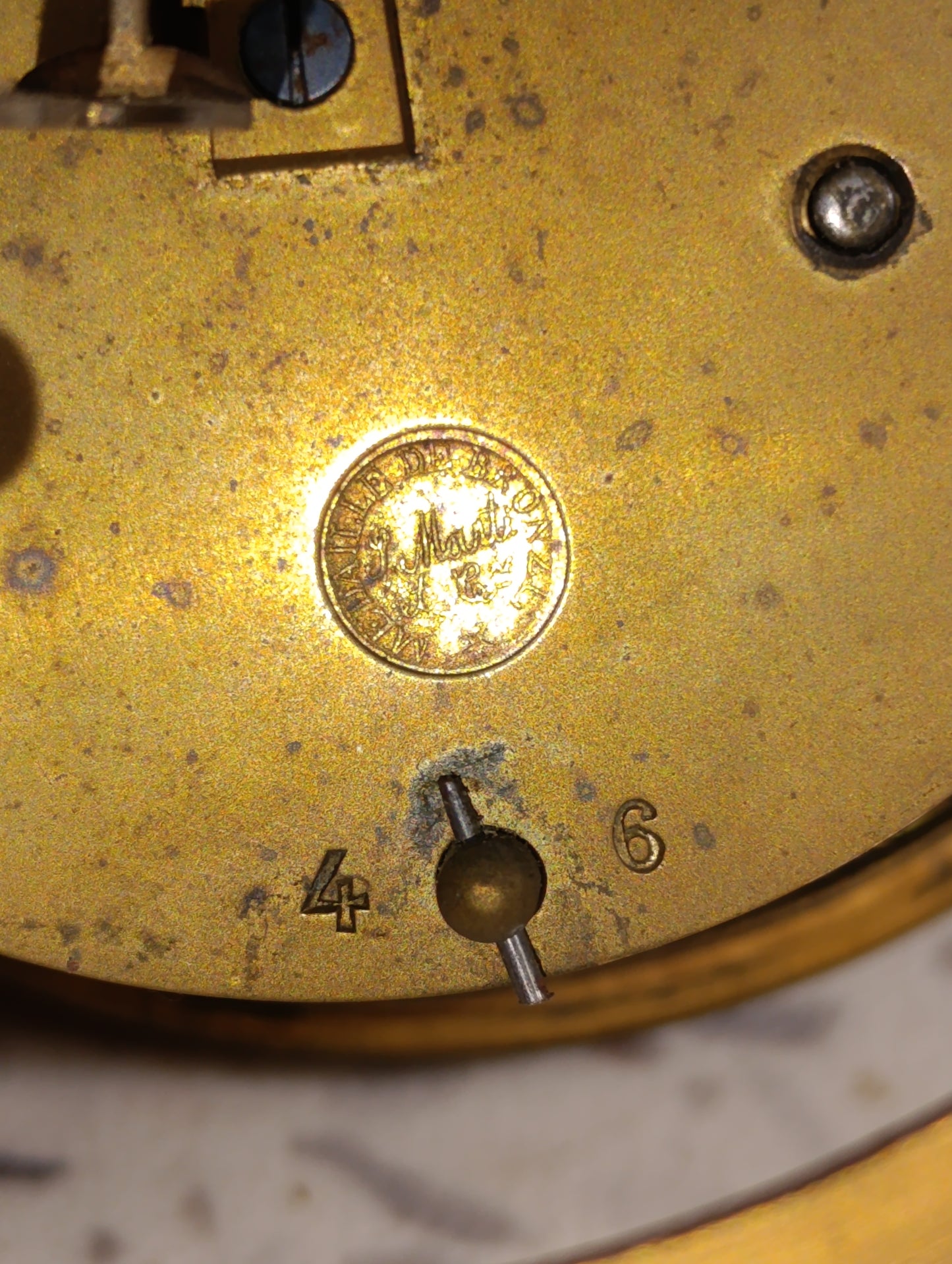 Mouvement ancien de pendule à cadran émaillé blanc avec entourage en laiton – Pour pièces