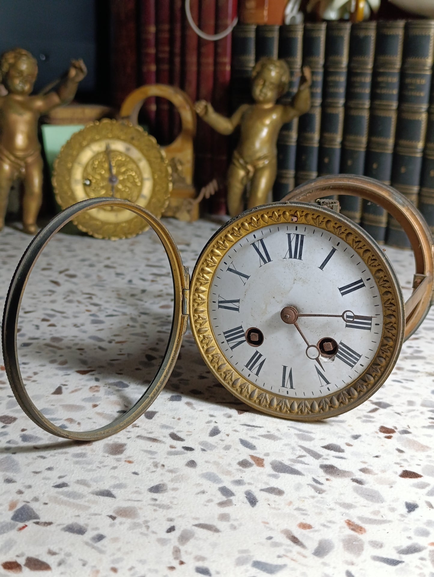 Mouvement ancien de pendule à cadran émaillé blanc avec entourage en laiton – Pour pièces