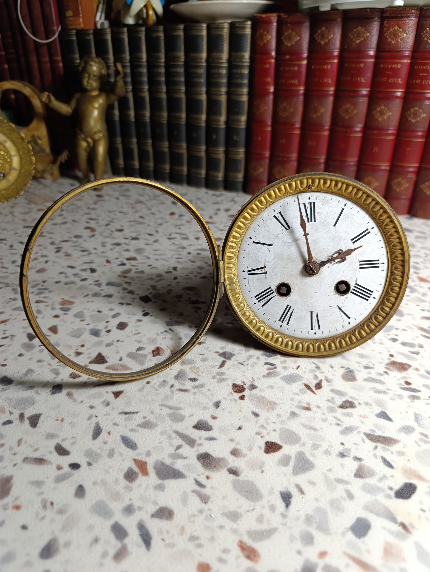 Mouvement ancien de pendule à cadran émaillé blanc avec entourage en laiton – Pour pièces