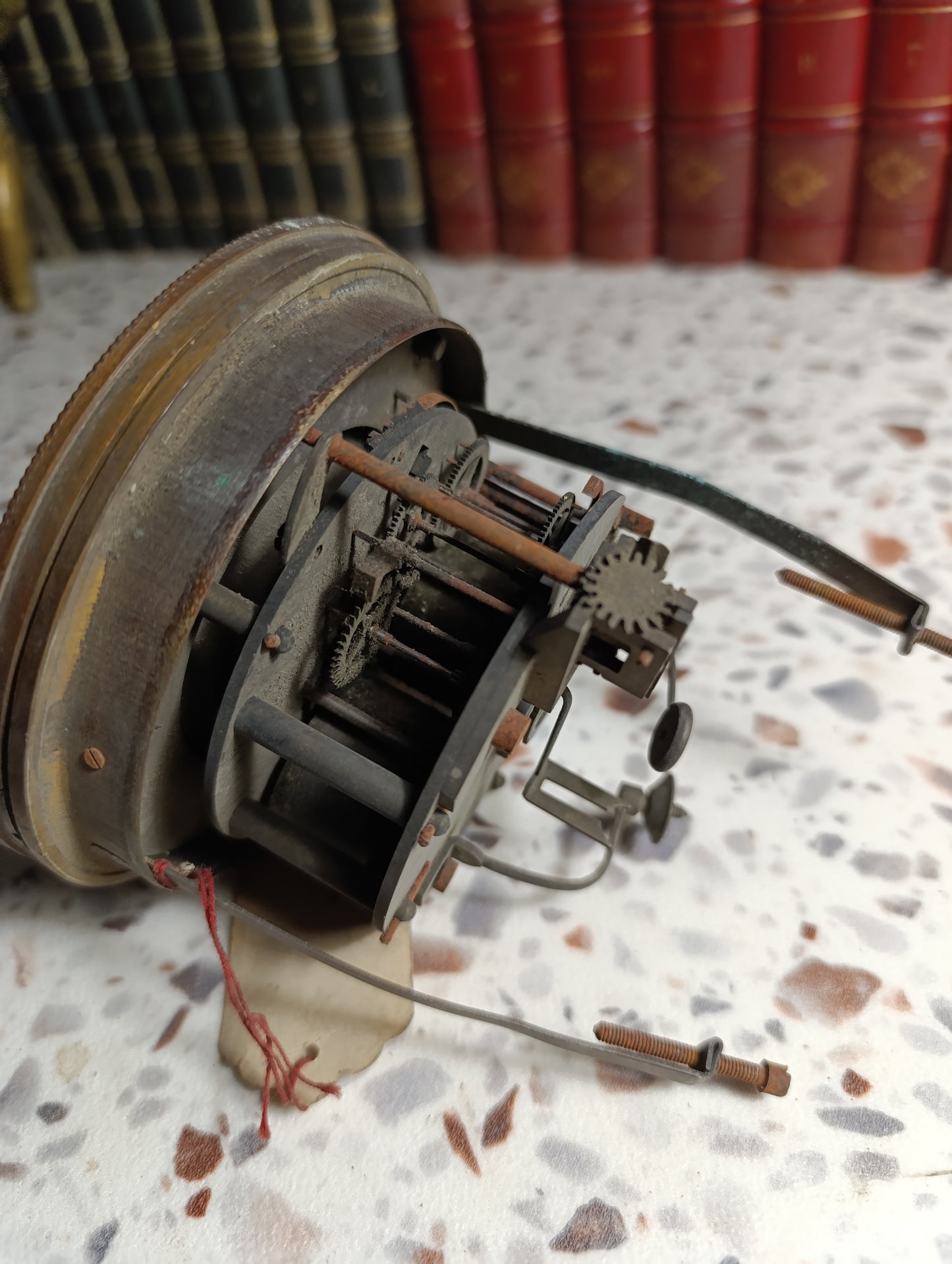 Mouvement ancien de pendule à cadran émaillé blanc avec entourage en laiton – Pour pièces