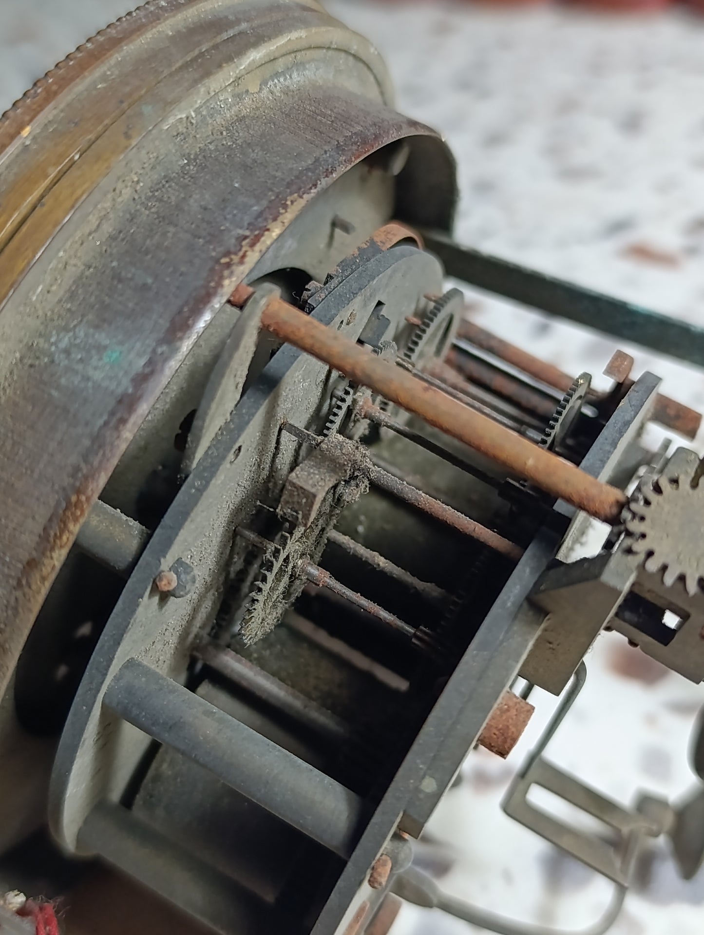 Mouvement ancien de pendule à cadran émaillé blanc avec entourage en laiton – Pour pièces