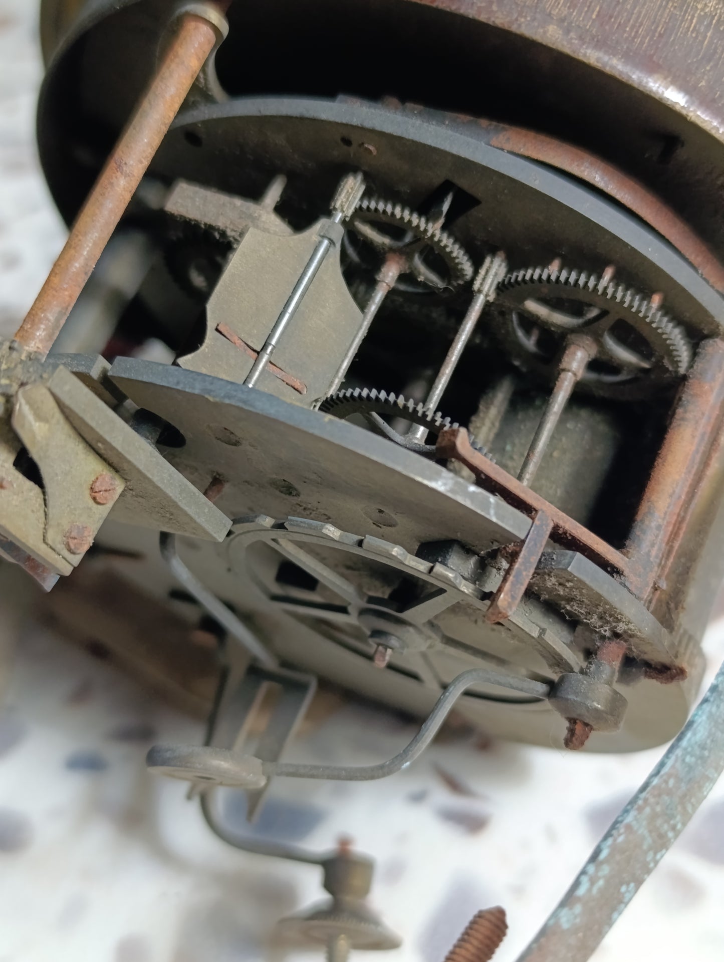 Mouvement ancien de pendule à cadran émaillé blanc avec entourage en laiton – Pour pièces