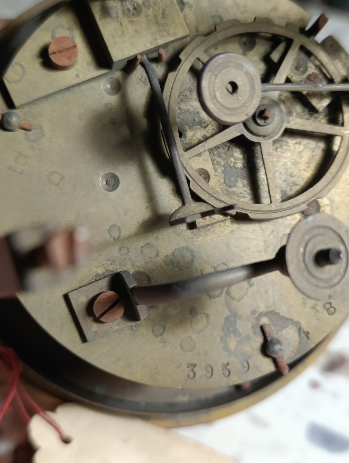 Mouvement ancien de pendule à cadran émaillé blanc avec entourage en laiton – Pour pièces