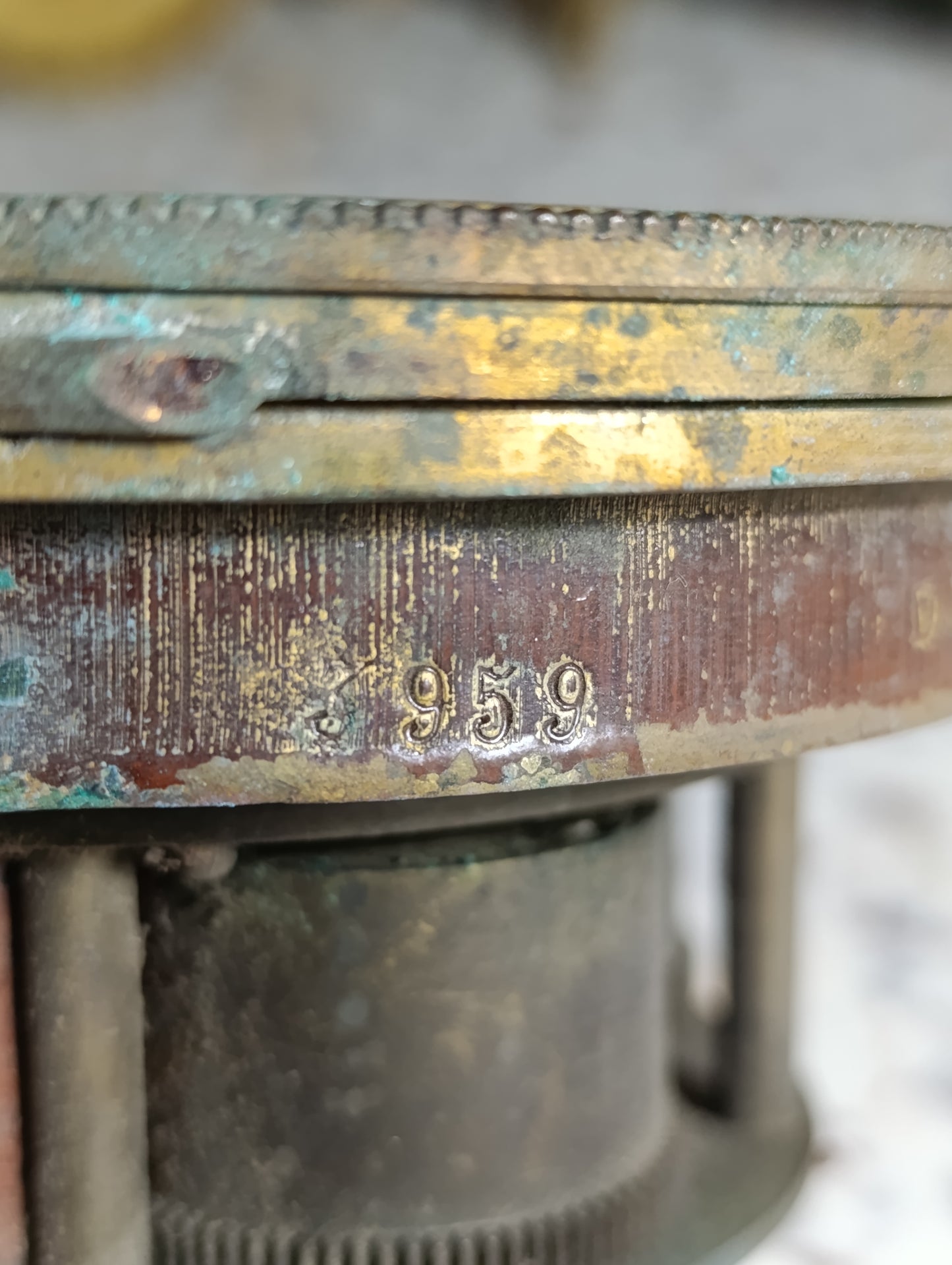 Mouvement ancien de pendule à cadran émaillé blanc avec entourage en laiton – Pour pièces