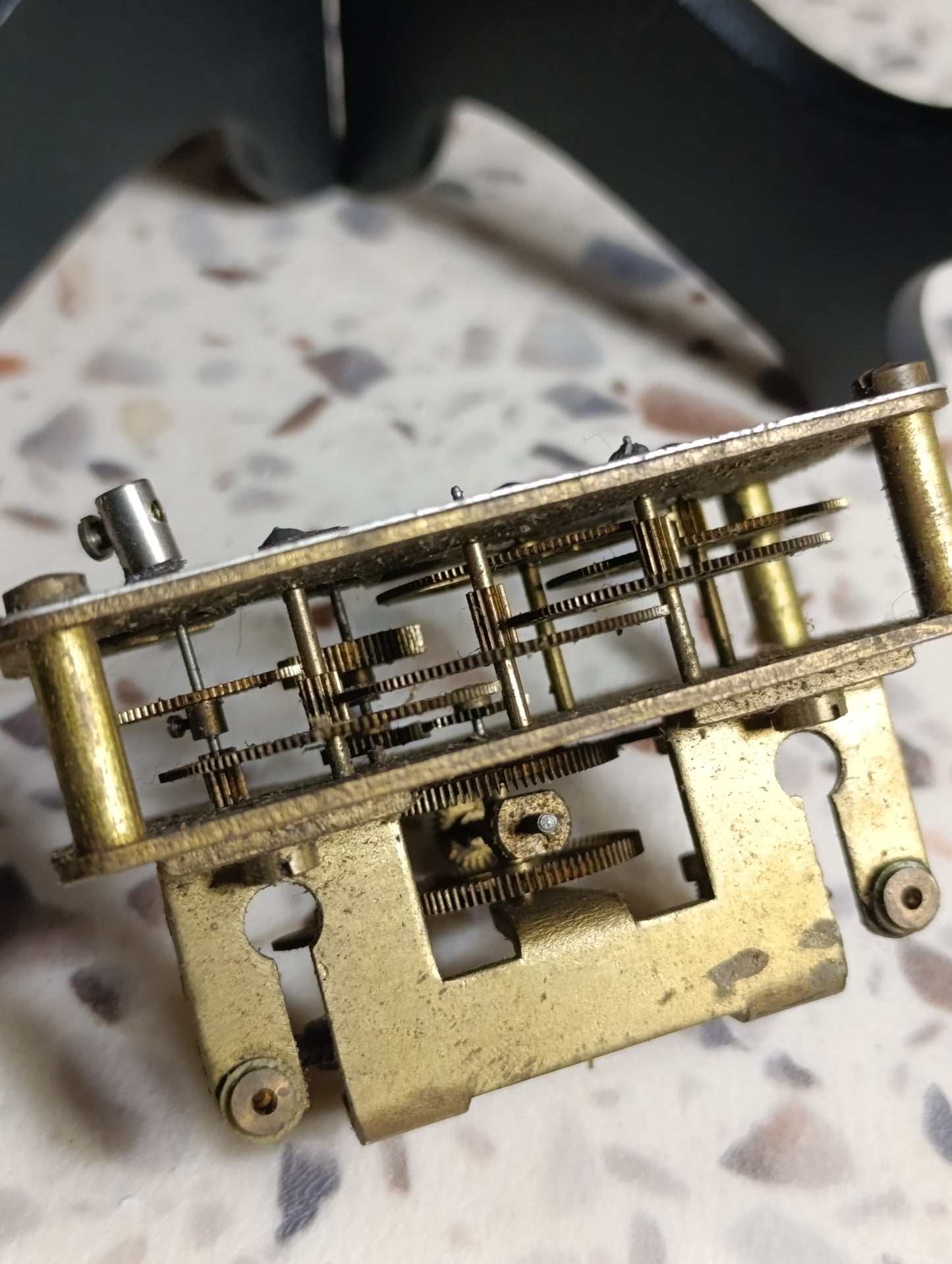 Compteur mécanique ancien HWH Production Française à 5 cadrans décimaux